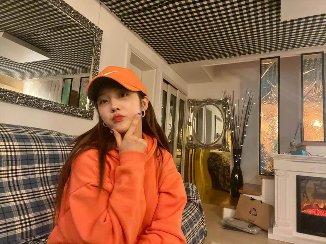 ジヒョン さんのインスタグラム写真 - (ジヒョン Instagram)「소연언니네 러브하우스. 🏠💕오늘은 오렌지🍊  @_jisoyeon  @frei_official」12月29日 20時10分 - jihyunilovee