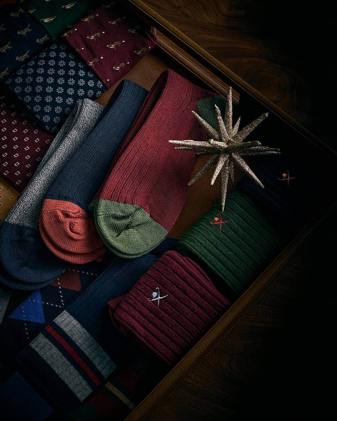 ハケットのインスタグラム：「Don’t have the right socks to match your New Year’s outfit? Use the link in our bio and find the pair you need to achieve the impeccable style you’re after.  #STAYHackett」