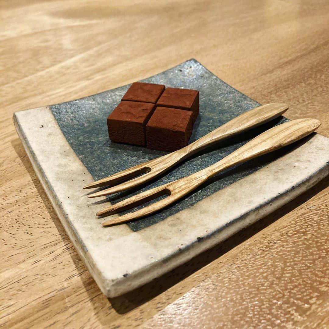 のインスタグラム：「いつぞや友人と慎ましくチョコを頂くなど。」