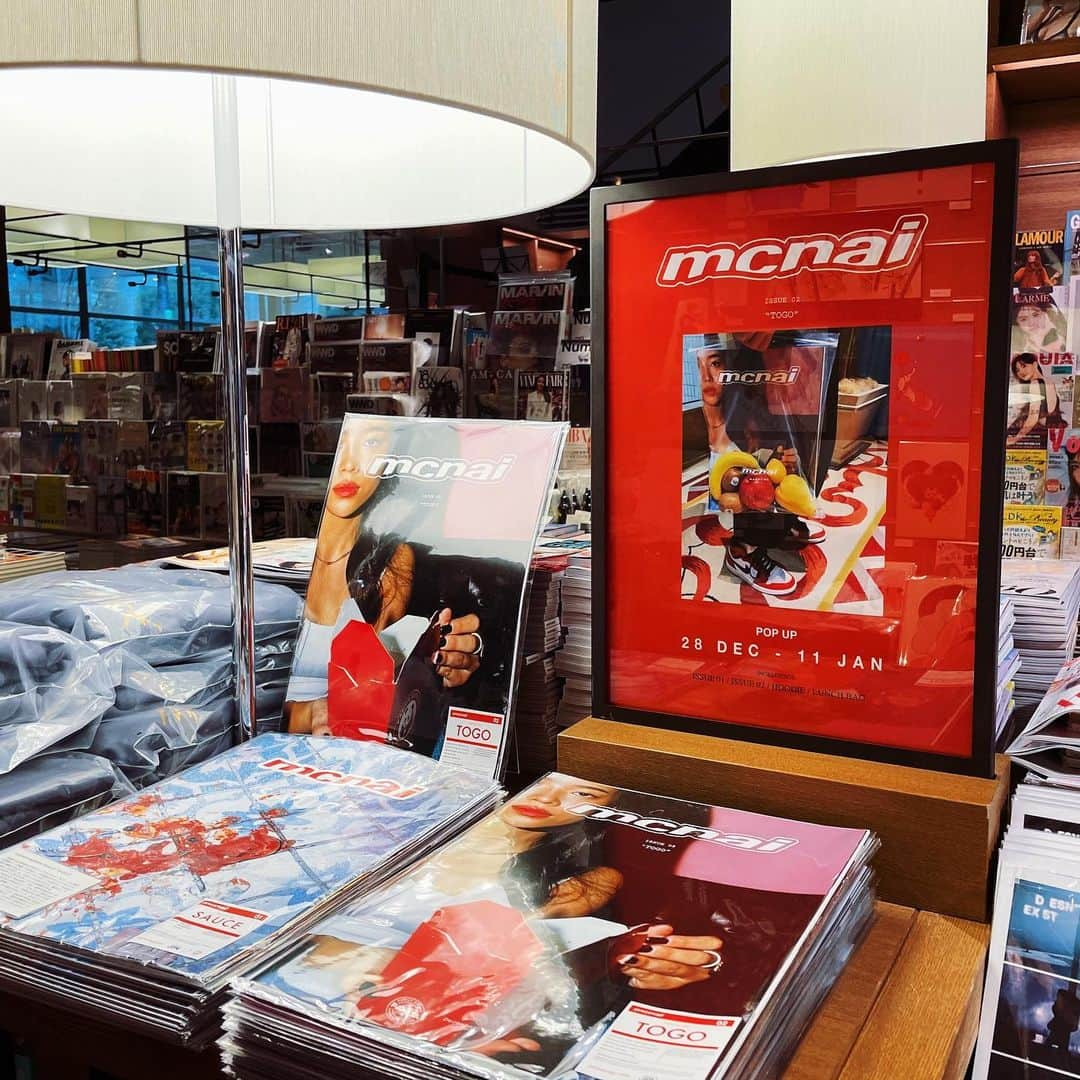 代官山 蔦屋書店　DAIKANYAMA T-SITEさんのインスタグラム写真 - (代官山 蔦屋書店　DAIKANYAMA T-SITEInstagram)「【mcnai magazine ISSUE02 "TOGO" POP UP】﻿ ﻿ DJ、デザイナー、映像監督や写真家など、様々な分野で活動するクリエイターたちが集まり、2020年6月に創刊されたインディペンデントマガジン『mcnai magazine』﻿ 「食」を軸にそれぞれの得意分野を生かしたクリエイションを行う。食における最も重要な要素として「料理」、「音」、「空間」、「人」の4つととらえ、それらの要素を踏まえながら、既存の食雑誌にはない斬新なコンテンツを毎号掲載。﻿ ﻿ 代官山 蔦屋書店では、12月に発売となった最新号『mcnai magazine ISSUE02 "TOGO"』の刊行を記念してフェアを開催中です。﻿ ISSUE02 "TOGO"では、従来のテイクアウトとは一線を画した、新しい食体験としての「TO GO」という新たな定義を見つけようという内容となっています。グラフィックアーティストのVERDY氏やフードエッセイストの平野紗季子氏へのインタビュー、渋谷にある「ビストロ ロジウラ」の原太一シェフやパリにある「Restaurant Haikara」のSho Miyashitaシェフが語るTOGOへの賛否、フードチェーン店のアレンジレシピなどを掲載しています。﻿ ﻿ 代官山 蔦屋書店のフェアでは、本誌はもちろんのこと、mcnaiオリジナルのフーディーやペーパーバッグなどのグッズを販売します。この機会をお見逃しなく。﻿ ﻿ =====================================﻿ 『mcnai magazine ISSUE02 "TOGO" POP UP』﻿ ﻿ 会期：12月28日（月）〜 1月11日（月）﻿ 場所：代官山 蔦屋書店 2号館1階マガジンストリート﻿ =====================================﻿ ﻿ ﻿ ﻿ ﻿ #mcnai #mcnaimagazine #マカナイ #マカナイマガジン #foodculturemagazine #foodmagazine #VERDY #平野紗季子 #代官山蔦屋書店 #daikanyamatsutaya #magazine #togo﻿」12月29日 20時23分 - daikanyama.tsutaya