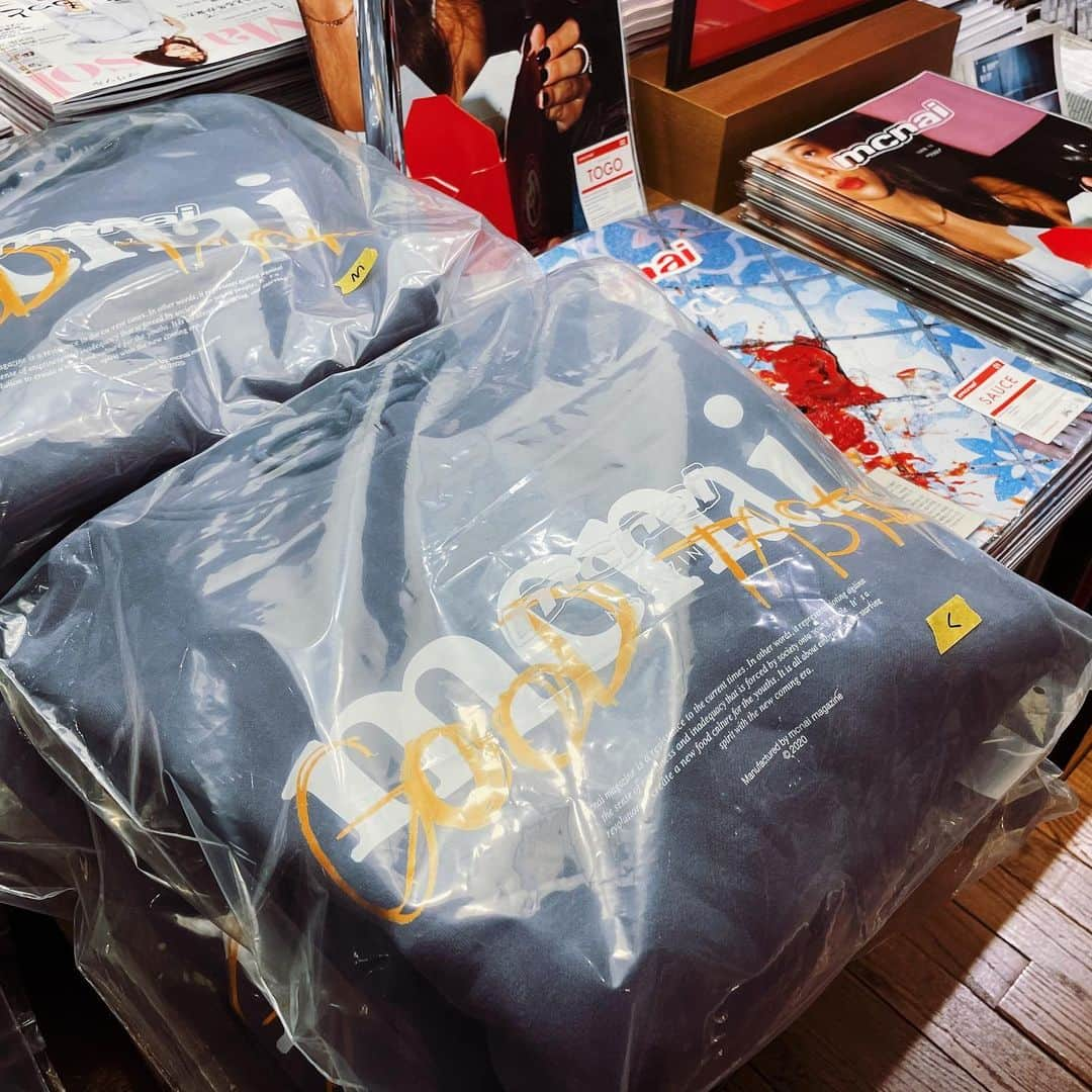 代官山 蔦屋書店　DAIKANYAMA T-SITEさんのインスタグラム写真 - (代官山 蔦屋書店　DAIKANYAMA T-SITEInstagram)「【mcnai magazine ISSUE02 "TOGO" POP UP】﻿ ﻿ DJ、デザイナー、映像監督や写真家など、様々な分野で活動するクリエイターたちが集まり、2020年6月に創刊されたインディペンデントマガジン『mcnai magazine』﻿ 「食」を軸にそれぞれの得意分野を生かしたクリエイションを行う。食における最も重要な要素として「料理」、「音」、「空間」、「人」の4つととらえ、それらの要素を踏まえながら、既存の食雑誌にはない斬新なコンテンツを毎号掲載。﻿ ﻿ 代官山 蔦屋書店では、12月に発売となった最新号『mcnai magazine ISSUE02 "TOGO"』の刊行を記念してフェアを開催中です。﻿ ISSUE02 "TOGO"では、従来のテイクアウトとは一線を画した、新しい食体験としての「TO GO」という新たな定義を見つけようという内容となっています。グラフィックアーティストのVERDY氏やフードエッセイストの平野紗季子氏へのインタビュー、渋谷にある「ビストロ ロジウラ」の原太一シェフやパリにある「Restaurant Haikara」のSho Miyashitaシェフが語るTOGOへの賛否、フードチェーン店のアレンジレシピなどを掲載しています。﻿ ﻿ 代官山 蔦屋書店のフェアでは、本誌はもちろんのこと、mcnaiオリジナルのフーディーやペーパーバッグなどのグッズを販売します。この機会をお見逃しなく。﻿ ﻿ =====================================﻿ 『mcnai magazine ISSUE02 "TOGO" POP UP』﻿ ﻿ 会期：12月28日（月）〜 1月11日（月）﻿ 場所：代官山 蔦屋書店 2号館1階マガジンストリート﻿ =====================================﻿ ﻿ ﻿ ﻿ ﻿ #mcnai #mcnaimagazine #マカナイ #マカナイマガジン #foodculturemagazine #foodmagazine #VERDY #平野紗季子 #代官山蔦屋書店 #daikanyamatsutaya #magazine #togo﻿」12月29日 20時23分 - daikanyama.tsutaya