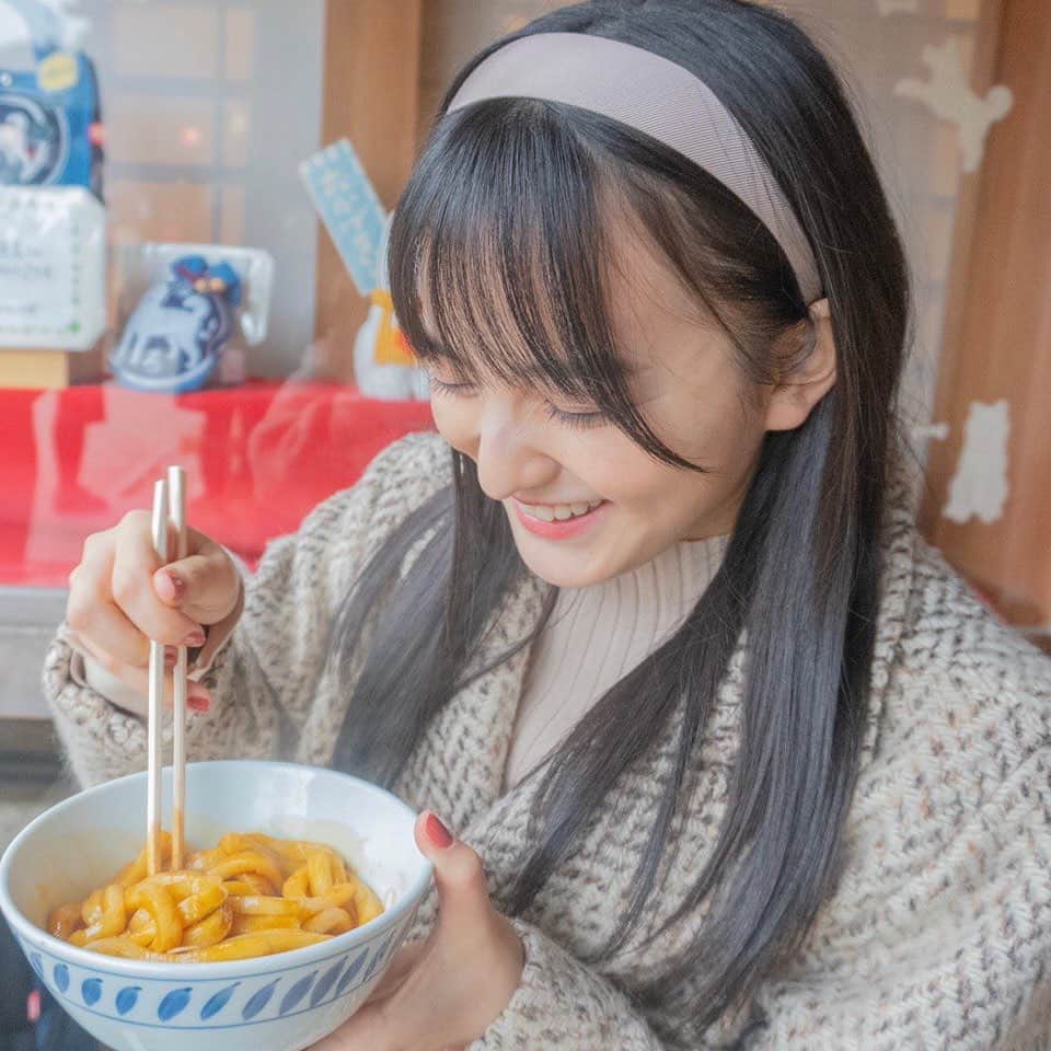 のインスタグラム：「. 美味しそう〜っていうコメントが多くて… そうなんです！！！ おかげ横丁には美味しいものしかありません！！！ 制覇したいけど多すぎて流石に無理でした_( :⁍ 」 )_  皆さんはどの食べ物が1番気になりましたか？☺️  #伊勢うどん#三重観光#三重旅行#おかげ横丁#食べ歩き#カフェ巡り#三重グルメ#伊勢#私服#冬コーデ#コーデ#ファッション#カチューシャ」