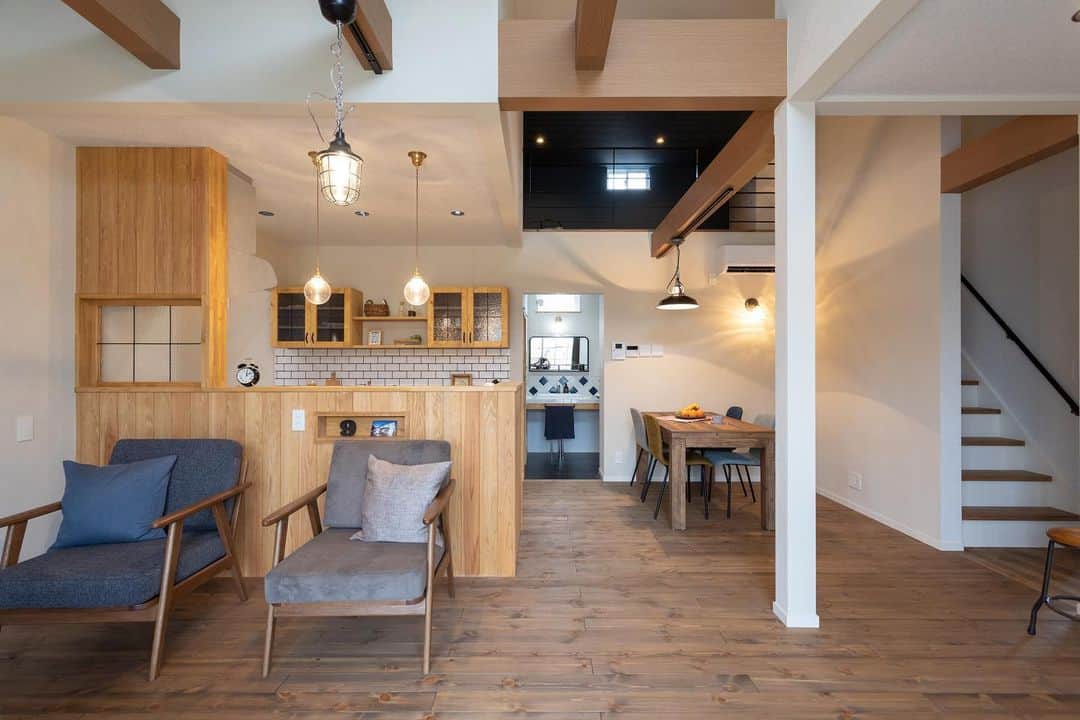 インテリアショップとつくる家 ZEST houseさんのインスタグラム写真 - (インテリアショップとつくる家 ZEST houseInstagram)「木の温もりを感じるO様邸のLDK。吹抜け天井と階段からつながる4帖程のロフトが相まって、平屋ながらも開放的な空間です。シンプルなシステムキッチンと木のバックキャビネットをヘリンボーン柄の床が雰囲気良くインテリアをとりまとめています。 ↩︎ ↩︎ ------------------------------------ ゼストのおうちが動画で見れる YOUTUBEチャンネル公開中♪ プロフィールのリンク先からご覧下さい。 ↩︎ ↩︎ ★資料請求 家づくりの資料請求はこちらから ↓↓↓ @zest_design_house_info ↩︎ ↩︎ ------------------------------------ ↩︎ ------------------------------------ ★もっと施工事例を見たい方はこちら ↓↓↓ ゼスト倉敷オフィス(岡山県) @zest_design_house ↩︎ ↩︎ ------------------------------------ ↩︎ ↩︎ #平屋暮らし #ロフト#ロフトのある家 #施工事例 #注文住宅 #木の家 #吹き抜けリビング #吹き抜け #勾配天井 #岡山工務店 #倉敷工務店 #自然素材の家 #平屋の家 #自然素材の家 #ナチュラルインテリア #カフェスタイル #カフェ風インテリア #平屋 #ゼスト倉敷 #インテリアショップとつくる家 #おしゃれな家 #リノベーション #リフォーム #キッチン収納 #キッチン」12月29日 20時16分 - zest_design_house