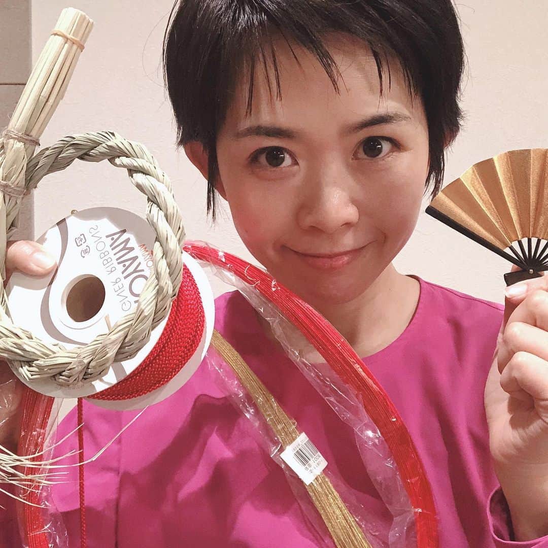 倉田亜味さんのインスタグラム写真 - (倉田亜味Instagram)「しめ飾りを作りました。  人生はじめてだけど作るってのもいいですね。  #YouTube #youtubechannel  #しめ飾り」12月29日 20時17分 - kurata_amigram