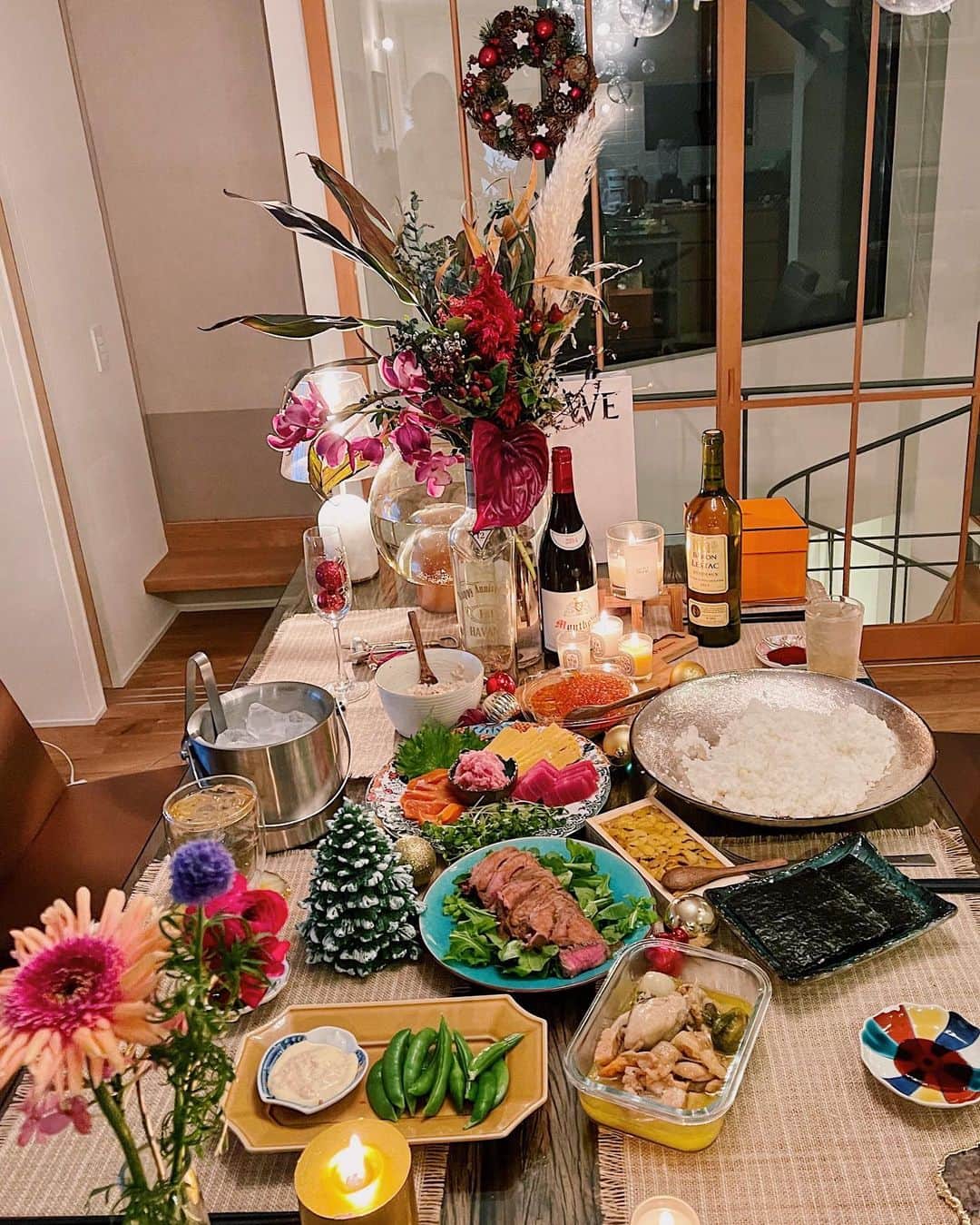 佐々木彩乃のインスタグラム：「おうちごはんで手巻き寿司🍣🎄 ダイニングテーブルの椅子をオーダーして早2ヶ月。遅れてるとの事でまだこなくて代わりの椅子を送ってくれてから断然とおうちご飯が増えて最高🤣」