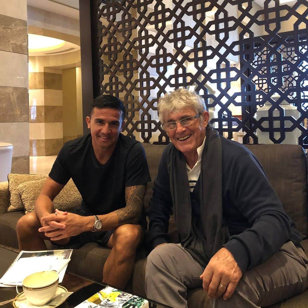 ティム・ケーヒルのインスタグラム：「Always time for the great man Bora Milutinović ⚽📚 someone that has helped challenge me on and off the park. Master and the apprentice💙」