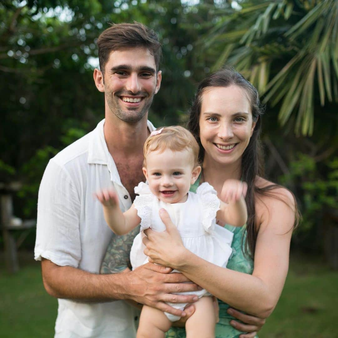 Ricardo Baldinのインスタグラム：「Baby Yeva já está uma menina! Comemorando 10 meses de muito amor e dedicação a esse serzinho de luz, que chegou fazendo essa linda roda da vida girar, nos fazendo renascer, agora como pais mas também crianças, aprendendo a viver de novo em cada âmbito das nossas vidas. Só gratidão 🙏🏽」