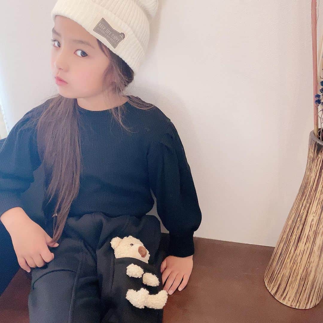 ♡KAO♡さんのインスタグラム写真 - (♡KAO♡Instagram)「： ： #おりんコーデ #rinchancode ♡♡♡ ： ： BLACK➕WHITE も可愛いよね❤ この🧸ちゃんスウェットパンツお気に入り♡ 形が綺麗なのよー(*˘︶˘*).｡.:*♡ ： ： pants▹▸ @smilekids888  -身長123cm  size 130- ： ： ： ： ： ： ： ： ： ： ： ： ： ： ：  #ig_kidsfashion #kidsfashion #親バカ #ig_oyabakabu #親バカ部 #娘 #6歳 #女の子 #インスタキッズ #ig_kids #mamanoko #ママリ #hugmug #コドモノ #キッズファッション #コドモダカラ #comona #キッセレ #ママタス #プチプラコーデ  #キッズコーデ #韓国ファッション #韓国子供服」12月29日 20時22分 - o0.don_tama.0o