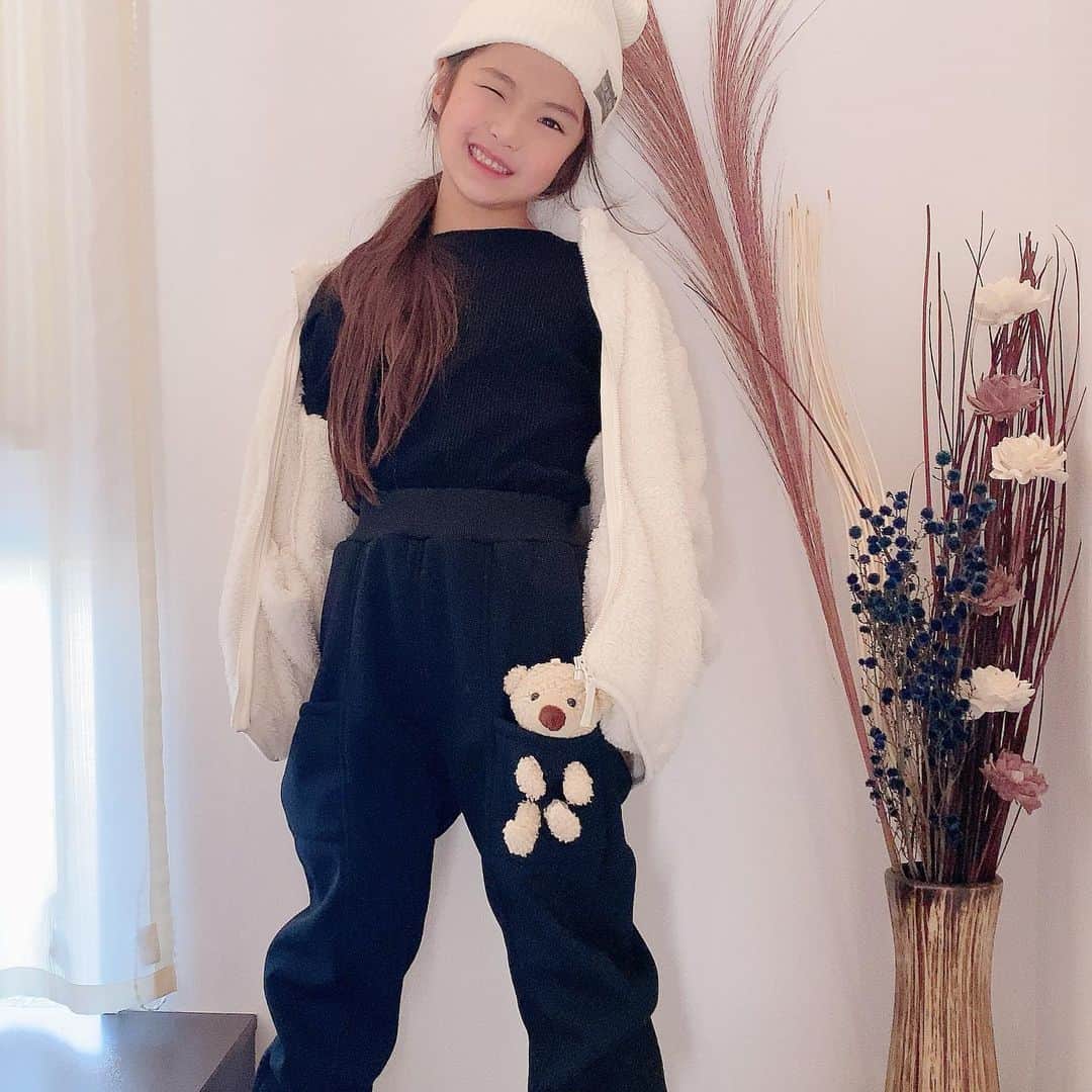 ♡KAO♡さんのインスタグラム写真 - (♡KAO♡Instagram)「： ： #おりんコーデ #rinchancode ♡♡♡ ： ： BLACK➕WHITE も可愛いよね❤ この🧸ちゃんスウェットパンツお気に入り♡ 形が綺麗なのよー(*˘︶˘*).｡.:*♡ ： ： pants▹▸ @smilekids888  -身長123cm  size 130- ： ： ： ： ： ： ： ： ： ： ： ： ： ： ：  #ig_kidsfashion #kidsfashion #親バカ #ig_oyabakabu #親バカ部 #娘 #6歳 #女の子 #インスタキッズ #ig_kids #mamanoko #ママリ #hugmug #コドモノ #キッズファッション #コドモダカラ #comona #キッセレ #ママタス #プチプラコーデ  #キッズコーデ #韓国ファッション #韓国子供服」12月29日 20時22分 - o0.don_tama.0o