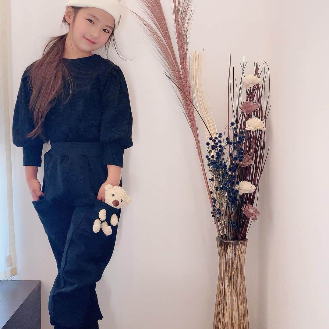 ♡KAO♡さんのインスタグラム写真 - (♡KAO♡Instagram)「： ： #おりんコーデ #rinchancode ♡♡♡ ： ： BLACK➕WHITE も可愛いよね❤ この🧸ちゃんスウェットパンツお気に入り♡ 形が綺麗なのよー(*˘︶˘*).｡.:*♡ ： ： pants▹▸ @smilekids888  -身長123cm  size 130- ： ： ： ： ： ： ： ： ： ： ： ： ： ： ：  #ig_kidsfashion #kidsfashion #親バカ #ig_oyabakabu #親バカ部 #娘 #6歳 #女の子 #インスタキッズ #ig_kids #mamanoko #ママリ #hugmug #コドモノ #キッズファッション #コドモダカラ #comona #キッセレ #ママタス #プチプラコーデ  #キッズコーデ #韓国ファッション #韓国子供服」12月29日 20時22分 - o0.don_tama.0o