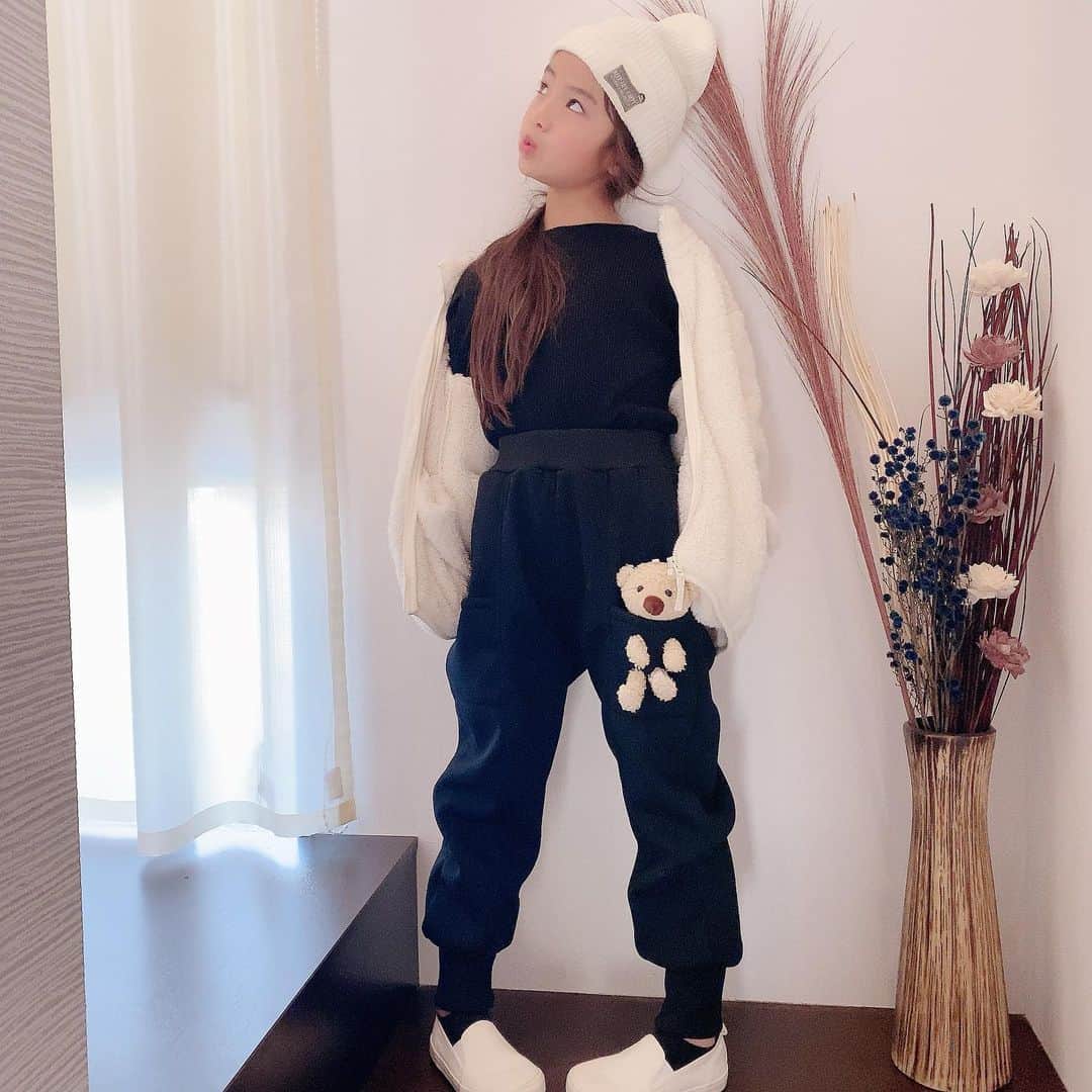 ♡KAO♡さんのインスタグラム写真 - (♡KAO♡Instagram)「： ： #おりんコーデ #rinchancode ♡♡♡ ： ： BLACK➕WHITE も可愛いよね❤ この🧸ちゃんスウェットパンツお気に入り♡ 形が綺麗なのよー(*˘︶˘*).｡.:*♡ ： ： pants▹▸ @smilekids888  -身長123cm  size 130- ： ： ： ： ： ： ： ： ： ： ： ： ： ： ：  #ig_kidsfashion #kidsfashion #親バカ #ig_oyabakabu #親バカ部 #娘 #6歳 #女の子 #インスタキッズ #ig_kids #mamanoko #ママリ #hugmug #コドモノ #キッズファッション #コドモダカラ #comona #キッセレ #ママタス #プチプラコーデ  #キッズコーデ #韓国ファッション #韓国子供服」12月29日 20時22分 - o0.don_tama.0o