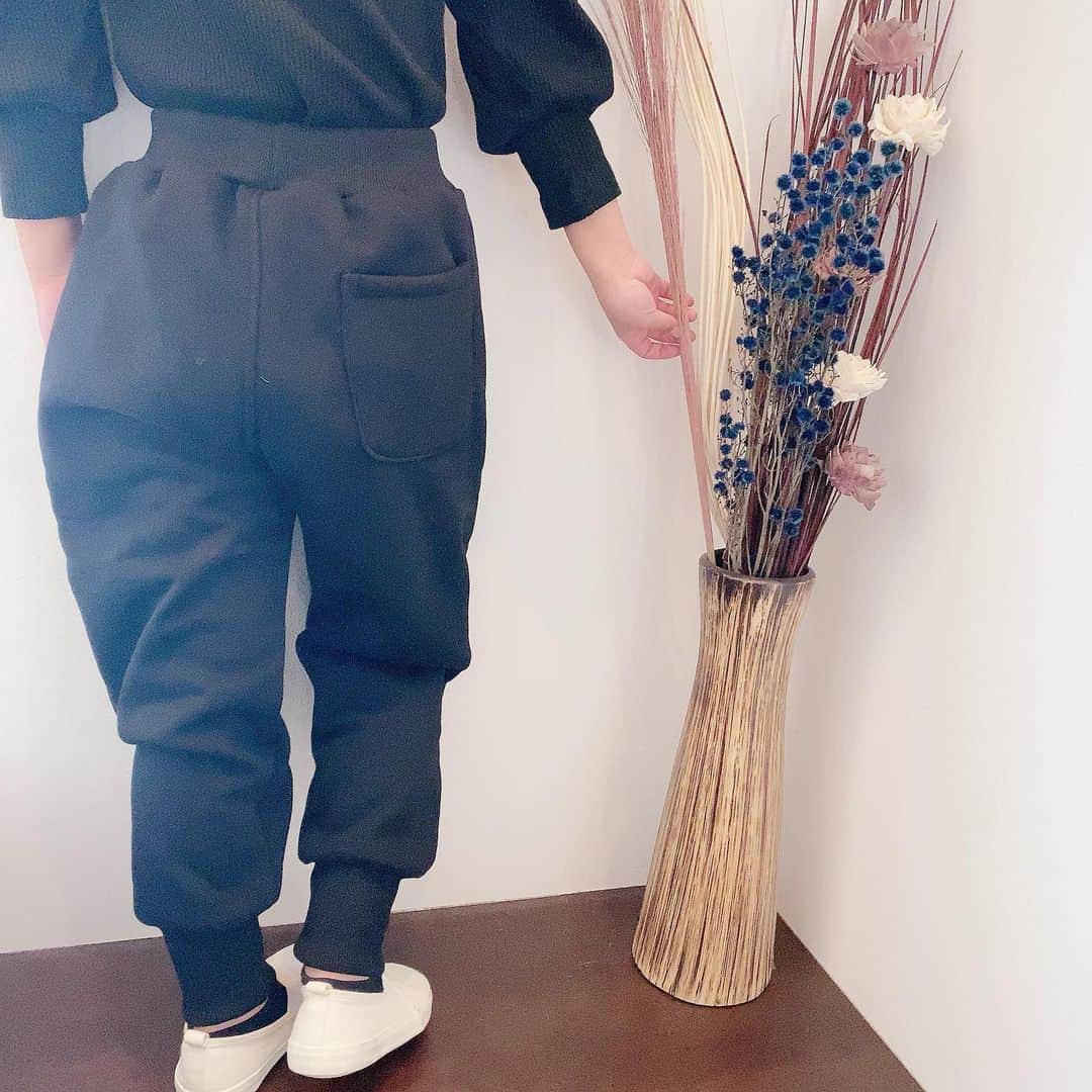 ♡KAO♡さんのインスタグラム写真 - (♡KAO♡Instagram)「： ： #おりんコーデ #rinchancode ♡♡♡ ： ： BLACK➕WHITE も可愛いよね❤ この🧸ちゃんスウェットパンツお気に入り♡ 形が綺麗なのよー(*˘︶˘*).｡.:*♡ ： ： pants▹▸ @smilekids888  -身長123cm  size 130- ： ： ： ： ： ： ： ： ： ： ： ： ： ： ：  #ig_kidsfashion #kidsfashion #親バカ #ig_oyabakabu #親バカ部 #娘 #6歳 #女の子 #インスタキッズ #ig_kids #mamanoko #ママリ #hugmug #コドモノ #キッズファッション #コドモダカラ #comona #キッセレ #ママタス #プチプラコーデ  #キッズコーデ #韓国ファッション #韓国子供服」12月29日 20時22分 - o0.don_tama.0o