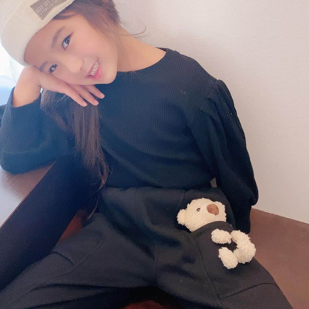 ♡KAO♡さんのインスタグラム写真 - (♡KAO♡Instagram)「： ： #おりんコーデ #rinchancode ♡♡♡ ： ： BLACK➕WHITE も可愛いよね❤ この🧸ちゃんスウェットパンツお気に入り♡ 形が綺麗なのよー(*˘︶˘*).｡.:*♡ ： ： pants▹▸ @smilekids888  -身長123cm  size 130- ： ： ： ： ： ： ： ： ： ： ： ： ： ： ：  #ig_kidsfashion #kidsfashion #親バカ #ig_oyabakabu #親バカ部 #娘 #6歳 #女の子 #インスタキッズ #ig_kids #mamanoko #ママリ #hugmug #コドモノ #キッズファッション #コドモダカラ #comona #キッセレ #ママタス #プチプラコーデ  #キッズコーデ #韓国ファッション #韓国子供服」12月29日 20時22分 - o0.don_tama.0o