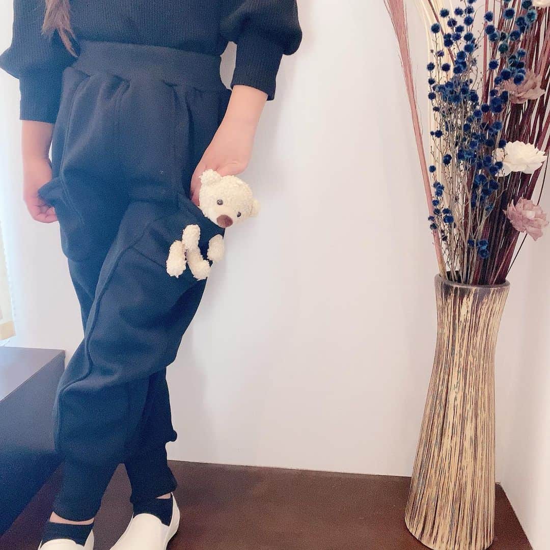 ♡KAO♡さんのインスタグラム写真 - (♡KAO♡Instagram)「： ： #おりんコーデ #rinchancode ♡♡♡ ： ： BLACK➕WHITE も可愛いよね❤ この🧸ちゃんスウェットパンツお気に入り♡ 形が綺麗なのよー(*˘︶˘*).｡.:*♡ ： ： pants▹▸ @smilekids888  -身長123cm  size 130- ： ： ： ： ： ： ： ： ： ： ： ： ： ： ：  #ig_kidsfashion #kidsfashion #親バカ #ig_oyabakabu #親バカ部 #娘 #6歳 #女の子 #インスタキッズ #ig_kids #mamanoko #ママリ #hugmug #コドモノ #キッズファッション #コドモダカラ #comona #キッセレ #ママタス #プチプラコーデ  #キッズコーデ #韓国ファッション #韓国子供服」12月29日 20時22分 - o0.don_tama.0o