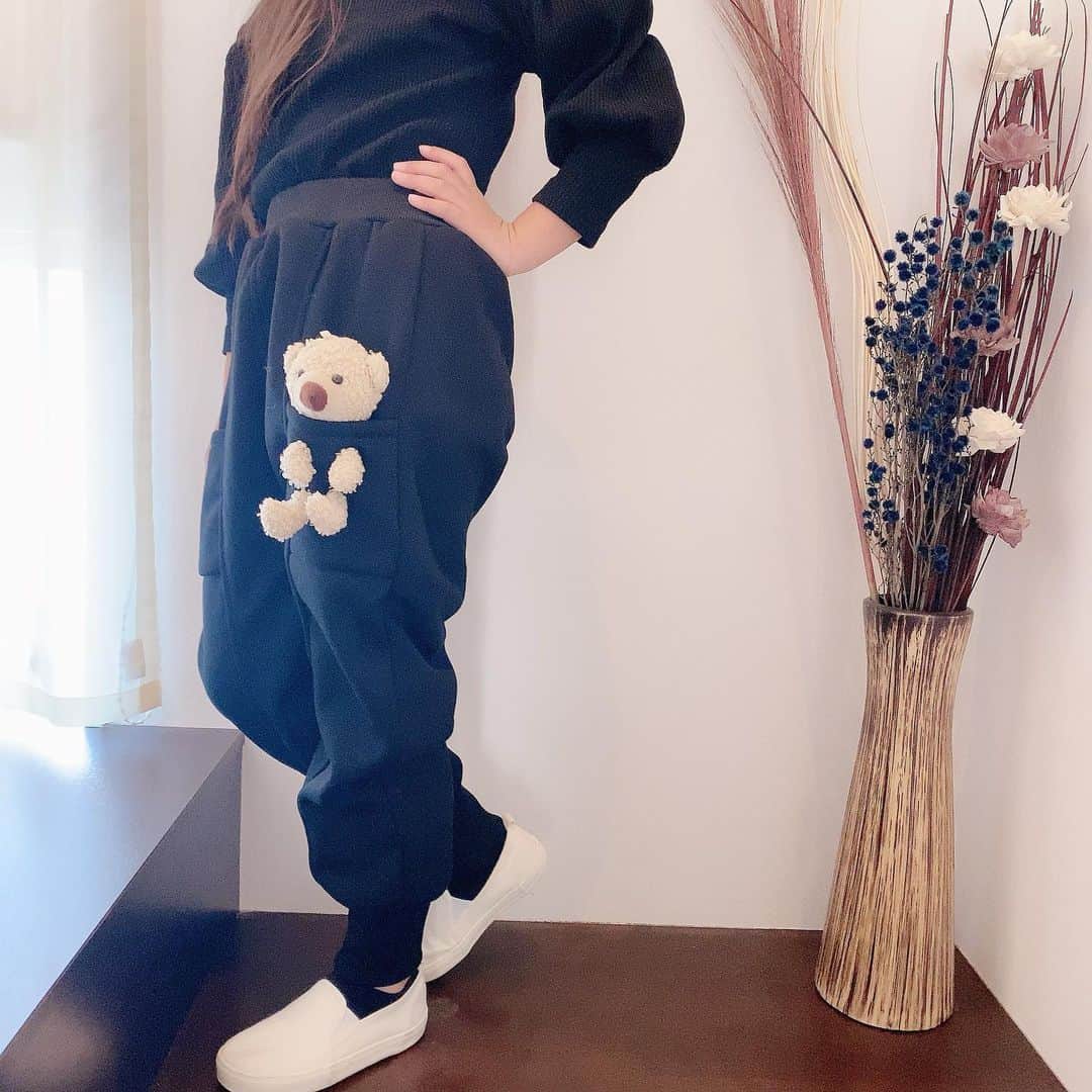 ♡KAO♡さんのインスタグラム写真 - (♡KAO♡Instagram)「： ： #おりんコーデ #rinchancode ♡♡♡ ： ： BLACK➕WHITE も可愛いよね❤ この🧸ちゃんスウェットパンツお気に入り♡ 形が綺麗なのよー(*˘︶˘*).｡.:*♡ ： ： pants▹▸ @smilekids888  -身長123cm  size 130- ： ： ： ： ： ： ： ： ： ： ： ： ： ： ：  #ig_kidsfashion #kidsfashion #親バカ #ig_oyabakabu #親バカ部 #娘 #6歳 #女の子 #インスタキッズ #ig_kids #mamanoko #ママリ #hugmug #コドモノ #キッズファッション #コドモダカラ #comona #キッセレ #ママタス #プチプラコーデ  #キッズコーデ #韓国ファッション #韓国子供服」12月29日 20時22分 - o0.don_tama.0o