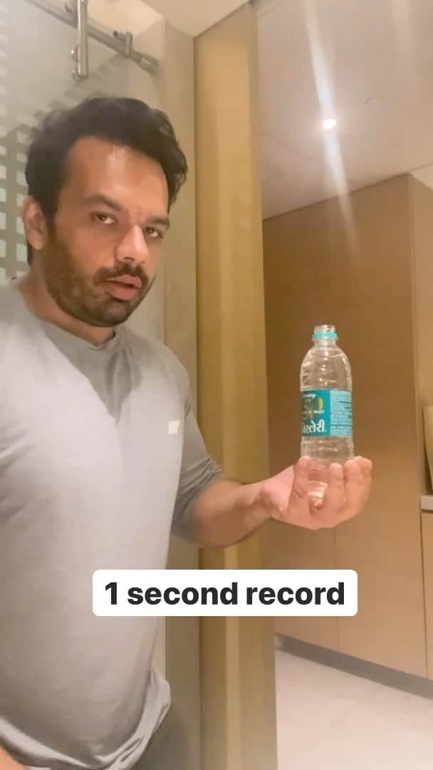 Gaurav Tanejaのインスタグラム：「Finishing the bottle in 1 second #FlyingBeast」