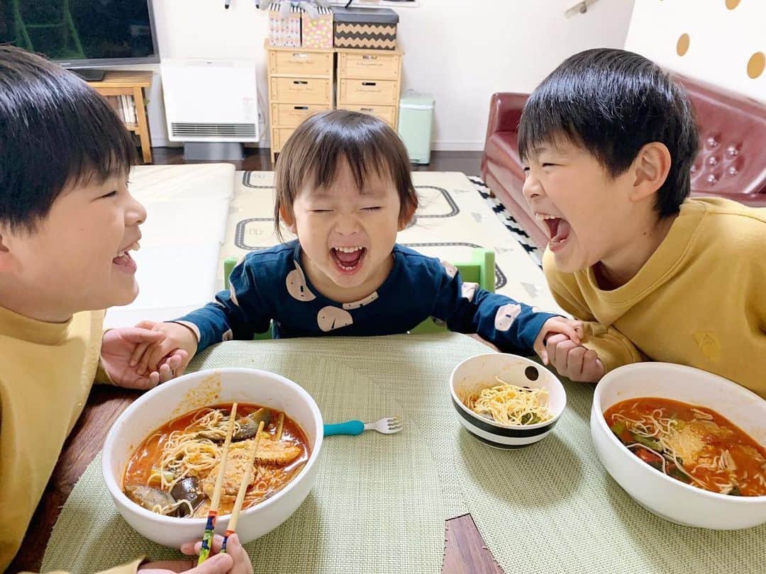 ᴋᴀɴᴀᴋöさんのインスタグラム写真 - (ᴋᴀɴᴀᴋöInstagram)「🍜🍜🍜 『太陽のトマト麺(@taitomajapan)』デビュー🍅✨ * お店の名前は聞いた事があったんだけど、食べた事がなかったので、お取り寄せ😋💕 * スープには、イタリア産🇮🇹の 完熟有機トマトが 3個分も 入ってるんだって🍅✨ * トマトのラーメンってどんな味😎⁉️って、みんなでドキドキしながら食べたんだけど… 程よいトマト🍅の酸味とチーズ🧀の相性も🙆🏻‍♀️✨ 〆はご飯を入れてリゾットに😋✨最高でした🍅 * 40秒 茹でた麺の上に、解凍したスープをかけるだけで、簡単にお店の味が🏠で食べられちゃうなんて 嬉しい🎵 * #太陽のトマト麺#トマトラーメン#ラーメン#ramen#PR」12月29日 20時24分 - kanakokko_34_