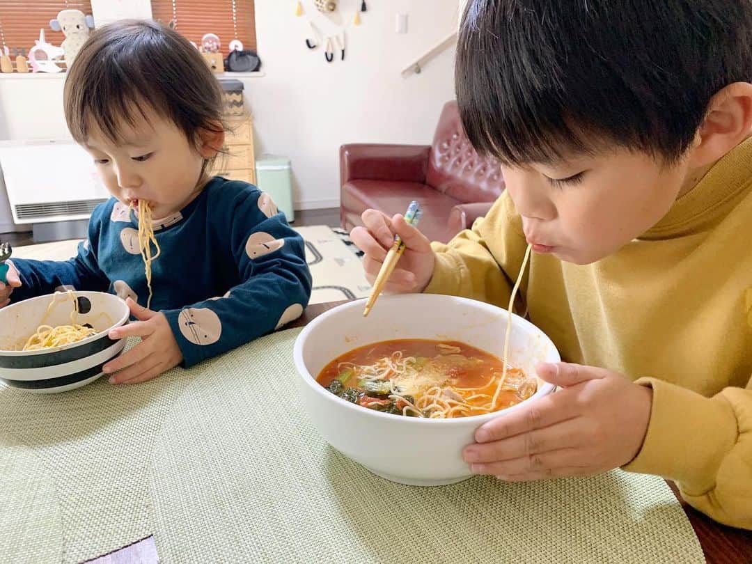 ᴋᴀɴᴀᴋöさんのインスタグラム写真 - (ᴋᴀɴᴀᴋöInstagram)「🍜🍜🍜 『太陽のトマト麺(@taitomajapan)』デビュー🍅✨ * お店の名前は聞いた事があったんだけど、食べた事がなかったので、お取り寄せ😋💕 * スープには、イタリア産🇮🇹の 完熟有機トマトが 3個分も 入ってるんだって🍅✨ * トマトのラーメンってどんな味😎⁉️って、みんなでドキドキしながら食べたんだけど… 程よいトマト🍅の酸味とチーズ🧀の相性も🙆🏻‍♀️✨ 〆はご飯を入れてリゾットに😋✨最高でした🍅 * 40秒 茹でた麺の上に、解凍したスープをかけるだけで、簡単にお店の味が🏠で食べられちゃうなんて 嬉しい🎵 * #太陽のトマト麺#トマトラーメン#ラーメン#ramen#PR」12月29日 20時24分 - kanakokko_34_