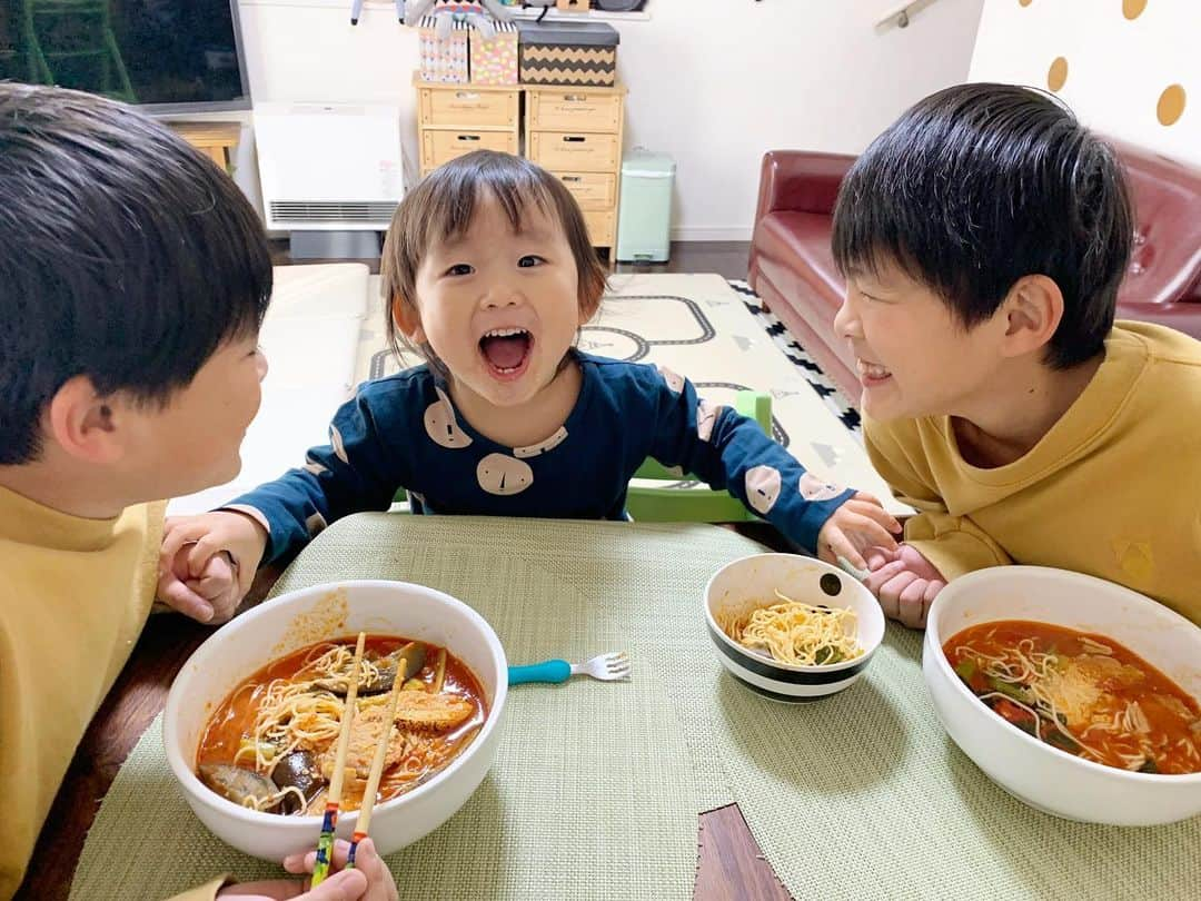 ᴋᴀɴᴀᴋöさんのインスタグラム写真 - (ᴋᴀɴᴀᴋöInstagram)「🍜🍜🍜 『太陽のトマト麺(@taitomajapan)』デビュー🍅✨ * お店の名前は聞いた事があったんだけど、食べた事がなかったので、お取り寄せ😋💕 * スープには、イタリア産🇮🇹の 完熟有機トマトが 3個分も 入ってるんだって🍅✨ * トマトのラーメンってどんな味😎⁉️って、みんなでドキドキしながら食べたんだけど… 程よいトマト🍅の酸味とチーズ🧀の相性も🙆🏻‍♀️✨ 〆はご飯を入れてリゾットに😋✨最高でした🍅 * 40秒 茹でた麺の上に、解凍したスープをかけるだけで、簡単にお店の味が🏠で食べられちゃうなんて 嬉しい🎵 * #太陽のトマト麺#トマトラーメン#ラーメン#ramen#PR」12月29日 20時24分 - kanakokko_34_