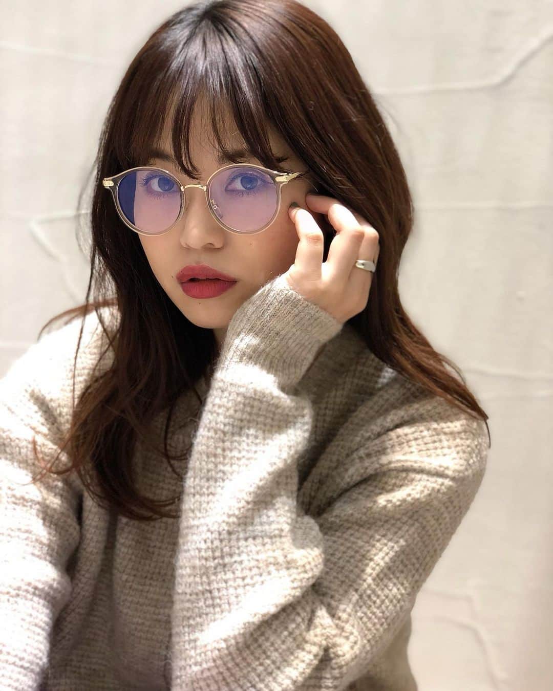 新谷美奈のインスタグラム：「.﻿ ﻿ お家で過ごす年越しコーデ🏠﻿ リラックスコーデの物足りなさは﻿ 今どきなクリアメガネで解消🤓﻿ ﻿ Nina mew﻿ cardigan ¥24,000+tax﻿ pants ¥19,000+tax﻿ bag ¥10,000+tax﻿ shoes ¥28,000+tax﻿ eyewear ¥3,600+tax﻿ earring ¥2,200+tax﻿ ______________________________________﻿ ﻿ 🎍Nina mew 2021 HAPPY BAG🛍﻿ 数量限定！予約販売は12/31まで🤍﻿ ﻿ ☃️WINTER SALE開催中！﻿ ﻿ @ninamew_official#Ninamew#ニーナミュウ#ゆめタウン#ゆめタウン佐賀#セレクトショップ#selectshop」