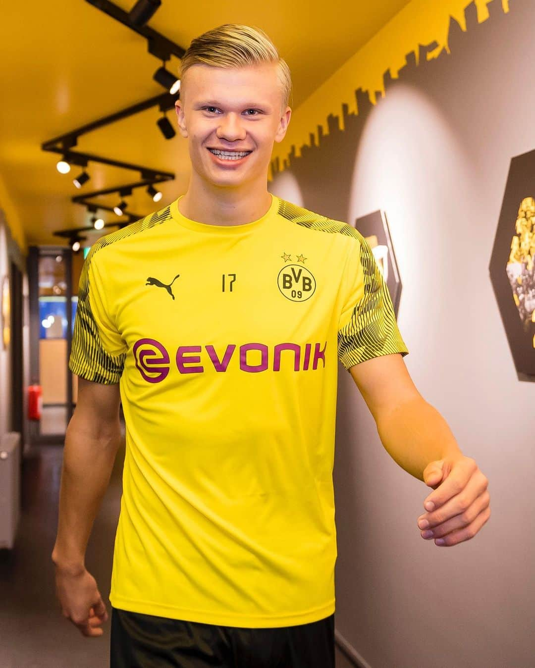 ボルシア・ドルトムントさんのインスタグラム写真 - (ボルシア・ドルトムントInstagram)「🤖 Ein Jahr @erling.haaland beim BVB!  ⏩ Swipe Dich durch 09 Momente unserer Nr. 9️⃣.」12月29日 20時27分 - bvb09