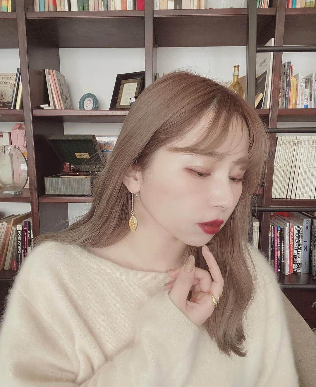 puinpiのインスタグラム：「ACCESSORY ： ： PUIで大人気の金箔シリーズの 復刻版ピアス。 ： 1つ1つ金箔を閉じ込めているので 同じ物は1つもないので、 私はなんだか愛着がすごいある♡ ： ： ニットにゴールドのアクセサリーもいつまでもすきだなぁ。 ： #PUI#Puishop#accessory」