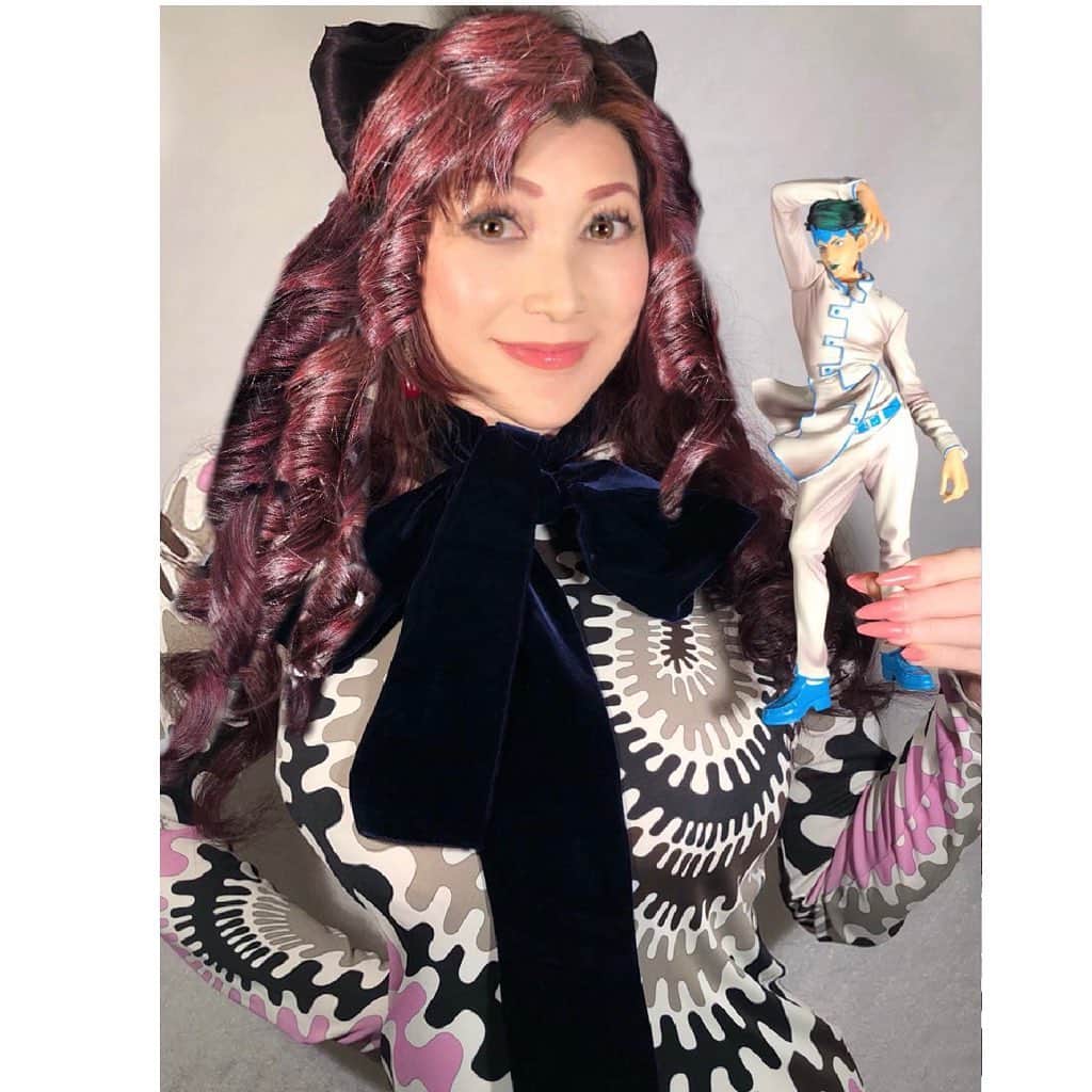 叶姉妹のインスタグラム：「⚜️ジョジョベスト15💖と、リボン🎀タテ巻ヘアスタイル🌹と、💜岸辺露伴は動かない-2💜 私達の愛する大切な皆さん、 ごきげんいかがでしょうか🥰💖 「だが　断る」 私の大好きな ジョジョの中の岸辺露伴の 名言集の一つですよ。 昨日の放送”富豪村”を とてもドキドキしながら 観ておりましたが、 いろいろとコミックスとの違うシーンや ジョジョ の独特の世界観の表現も 櫻井孝宏さんのとても贅沢な登場も、 心にくい演出ワザに あっ、ぁぁ…ッツ、と胸がキュンと🥺💖 今日もワクワクが止まりませんよ。 「まぁ、美香さん、 タテロール巻きヘアスタイルが とってもプレシャスで 女神のような美しさ…💋✨」 と、ニュークラシカルな エミリオプッチのミニドレス👗と。 さて、最新の 私とファビュラスな姉の 5部までのお気に入りキャラクター ベスト15は！😘🌹✨ ⚜️美香さんの 1-ジョナサン・ジョースター 2-ブローノ・ブチャラティ🆕💫 3-ポルナレフ(5部でもステキですよね) 4-はぜくらみきたか 5-ヴァニラ・アイス 6-空条承太郎 7-億泰 8-ワムウ 9-東方仗助 10-ジョルノ・ジョバァーナ🆕💫 11-イギー 12-セックス・ピストルズ🆕💫 (ミスタのスタンドですが)😅 13-シゲチー 番外編の敵ですが プロシュート兄貴🆕💫のギャングとしての信念を貫く姿も。 14-岸辺露伴 15-コーイチ君  ⚜️ファビュラスな姉の 5部までのお気に入りキャラクター ベスト15💋✨✨きいてみました❣️😋💖  1-ジョルノ・ジョバァーナ🆕💫(グッドルッキングで礼儀正しくセクシー) 2-ブローノ・ブチャラティ🆕💫(グッドルッキングでクールでセクシー) 3-花京院典明くん 4-東方仗助くん 5-DIO  6-吉良吉影 7-空条承太郎さん 8-フーゴ🆕💫(グッドルッキングでセクシー) 9-ワムウ 10-虹村億泰くん(名前がセクシー) 11-キラー・クィーン(スタンドですが😅) 12-岸辺露伴 13-シュトロハイム(グッドルッキングではないらしいですが…) 14-リゾット 15-ハゼクラミキタカ ファビュラスな姉の基準は 「グッドルッキングで独自のセクシー💋✨」なのですが おそらく世の中の皆さんの考える 「セクシー」の使い方とは ニュアンスが少しだけ違うということを お伝えしておきますね。🤔💖 皆さんはいかがでしょうか？ 私は、あまりにも好きすぎて ベスト15にしぼれなくて…😆💖  💎「世の中が見えない危険にさらされて 急速に変化する不安定な今、 わたくし達の愛する大切な皆さんが どうか 心身ともに健やかに幸せに 過ごされますように 心より願っておりますよ。🌹✨」  #岸辺露伴は動かない #岸辺露伴 #富豪村　#くしゃがら　#D.N.A #ジョジョ　#jojo  #年の瀬　#ブチャラティ　#ジョルノジョバーナ  #amazing #heavenly #バラの香り  #precious #fabulous #叶姉妹 #heaven  #ファビュラス  #宇宙   #コミケ #叶 #叶ポージングエクササイズ  #究極生命体 #peaceful #lgbtq #至福  #幸運 #天使 #女神 #愛するあなたへ」