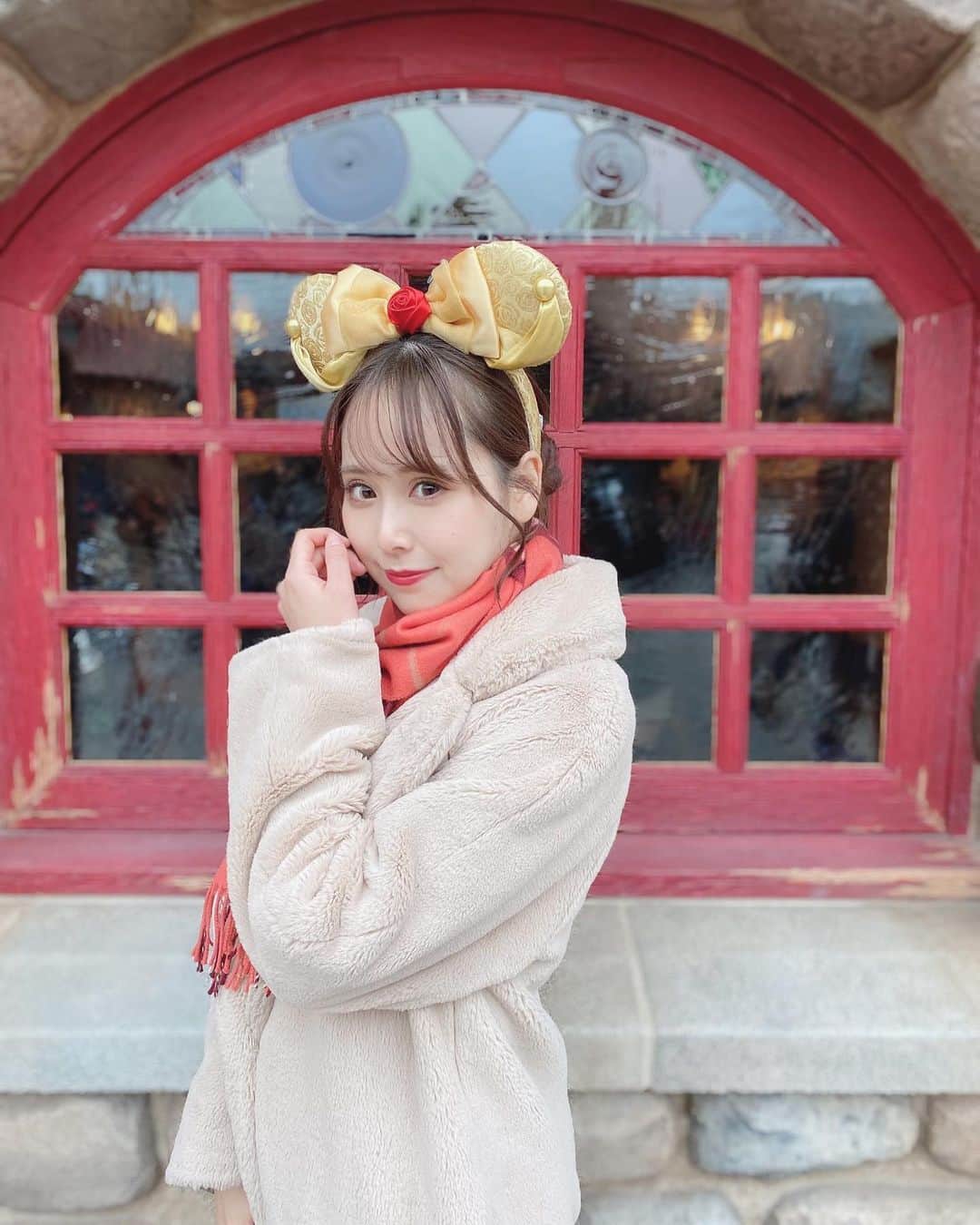 永瀬みなものインスタグラム：「. . 2020年ディズニー納め🙏🏻 . 今まで2連勝だった美女と野獣とベイマックスは両方とも外れちゃうし、 今年最後にちゃんと見ようと思ってた花火は風で中止だったけど、 ブルーバイユーで食事できたので大満足でした🍽💕   いつか好きな人にブルーバイユーとマゼランズに連れてってもらうのが夢です🥲✌🏻 . . 来年はディズニーでおっきいクリスマスツリーを見れますように💫 . . #av女優 #セクシー女優 #私服 #snidel #ディズニーランド #東京ディズニーランド #tdr #tokyodisneyland」