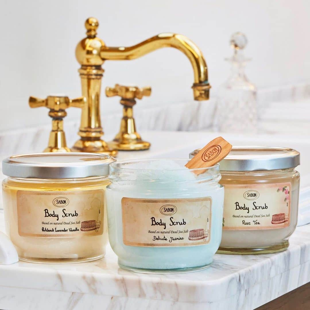 SABON Japanさんのインスタグラム写真 - (SABON JapanInstagram)「【ベストコスメ多数受賞✨SABONのボディスクラブ】﻿ しんしんと寒い日が続く冬は、身体がキュッと縮こまって、心まで窮屈になりがち。﻿ そんな夜は、お風呂でゆっくりと温まって心身ともにリラックスを。﻿ ﻿ 蒸気で温まったバスルームでボディスクラブとともにするセルフマッサージは格別。﻿ ﻿ 死海の塩に含まれるミネラルが水に溶け出していき美容液状に。﻿ 不要な角質がオフされた角質層へ、﻿ 保湿・美肌成分がたっぷりと浸透し潤いに満ちたつるつる肌に仕上げます。﻿ ﻿ SABONのボディスクラブでふわっと滑らかな手触りに癒やされる、﻿ 至福のボディケアをお楽しみください。﻿ ﻿ ＜ベストコスメ受賞＞﻿ ◆パチュリ・ラベンダー・バニラ﻿ 神秘的なパチュリ、フレッシュなラベンダー、甘いバニラを組み合わせた柔らかな香り。﻿ ﻿ ◆デリケート・ジャスミン﻿ SABON一番人気の香り。﻿ 上品で清々しい、凛としたフレッシュフローラルの香り。﻿ ﻿ ◆ローズティー　﻿ “バラの紅茶”から立ち上がる、柔らかく包み込むようなフルーティーローズの香り。﻿ ﻿ ◆ジンジャー・オレンジ﻿ オレンジとスパイシーなジンジャーが紡ぎだす、心安らぐ爽やかな香り。﻿ ﻿ ﻿ #SABONボディスクラブ﻿ #sabon#bodycare#bodyscrub#beauty#relax#サボン#ボディスクラブ#スクラブ#ボディケア#バスタイム#リラックス#美肌#なめらか肌#マッサージ#セルフマッサージ#お風呂#角質ケア#保湿ケア#オイル美容#死海#保湿#角質#コスメ#マシュマロ肌#おフェロ肌#上質ボディ#コスメ#ベストコスメ#ベスコス#MyBestSABON」12月29日 20時30分 - sabon_japan