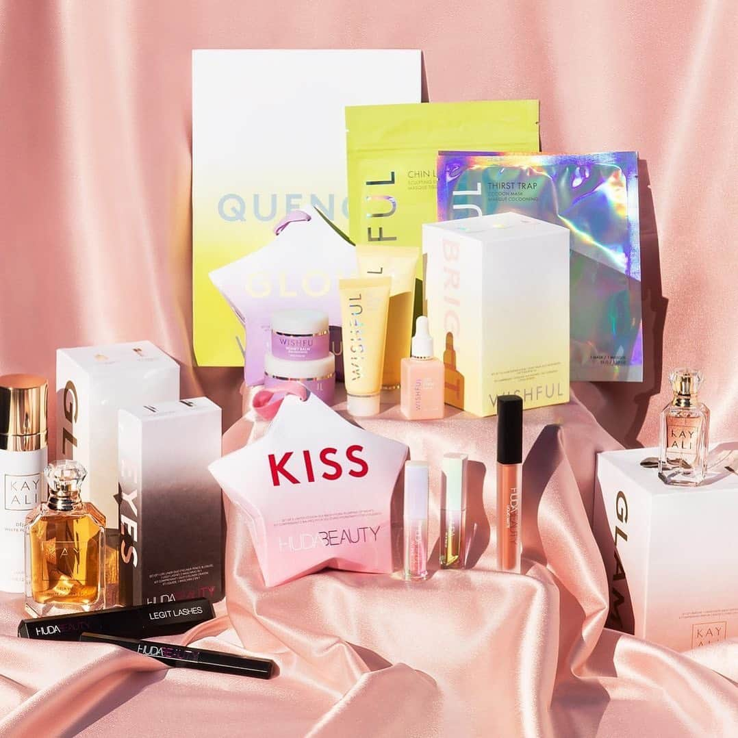 Huda Kattanさんのインスタグラム写真 - (Huda KattanInstagram)「Save 💵 on these goodies 🎁 link in bio @hudabeautyshop #hudabeauty」12月29日 20時30分 - hudabeauty