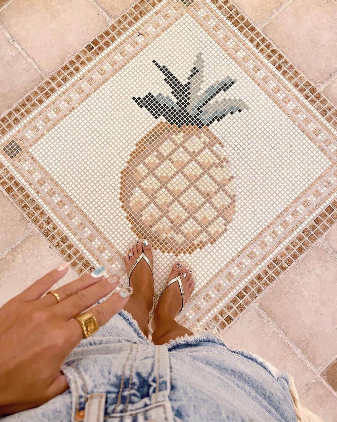 AKKOさんのインスタグラム写真 - (AKKOInstagram)「𝙋𝙞𝙣𝙚𝙖𝙥𝙥𝙡𝙚 𝙥𝙖𝙧𝙠🍍 ・ 載せ忘れてたpic😅🙏🏾 ・ 沖縄北部にある 『名護パイナップルパーク🍍』 もぅ、 毎年行ってるぐらい 好きってバレバレだよねー🤣 ・ 海好きの私としては  晴れの日は海🏖かプール👙で遊びたいんだけど、旅行の日程で雨って分かった時に行く場所に困ったりした事ありませんか😭？？ ・ 今は、モールとか買い物する場所が色々あるから そこに行ったりもいいけど せっかく沖縄に居る時は雨でも観光したいよね❤️ ・ 『パイナップル号』に乗って パイナップルの曲の虜になってください🍍🤲🏾✨ww ・ 沖縄北部の観光地探しは @okinawa_pineapple を参考にしてね🤗🍍  _________________________________  📍アクセス  那覇空港からのアクセス  ● 高速道路をご利用の場合 沖縄自動車豊見城・名嘉地ICより名護向けに許田ICまで57.3km 国道58号、県道84号を中山方面へ車で13km  〒905-0005 沖縄県名護市為又1195  ＴＥＬ	0980-53-3659  営業時間	9:00～18:00（年中無休） 最終入園受付17:30  入園料金	大人（16歳以上）1,000円 小人（4歳〜15歳）600円 4歳未満　無料  ________________________________   ・ ・ ・ ・ ・ ・ ・ ・ とうとう披露する時が来た9.10枚目🤣 ダイナソーアドベンチャーツアーが面白くて ふざけ過ぎました🤣 ・ ・ ・ ・ ・ #okinawa  #パイナップルパーク #沖縄北部の遊び場  #沖縄北部  #沖縄観光 #沖縄雨の日の過ごし方 #alexiastam  #沖縄  #沖縄家族旅行  #南国リゾート #沖縄観光  #フリンジバッグ  #ビーチガールファッション  #zara  #ビーサンコーデ  #アリシアスタン  #リゾートファッション  #サーファーガール  #シンプルスタイル  #ビーチファッション  #横乗り女子  #カリフォルニアスタイル  #サーフスタイル  #ビーチガール  #ラテ肌  #南国リゾート #外国人風  #外国人風カラー  #沖縄観光スポット #沖縄観光オススメ  #ダイナソーパーク  #名護観光」12月29日 20時31分 - alohakkooo_39