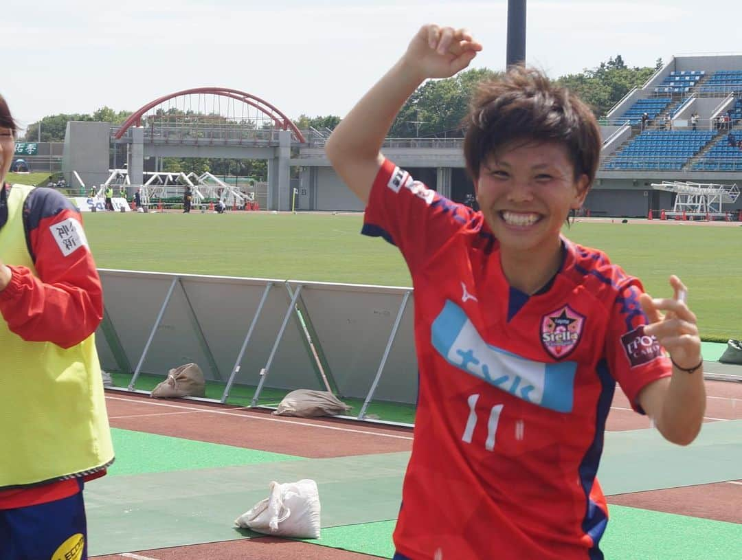 川島はるなさんのインスタグラム写真 - (川島はるなInstagram)「... . いざリリースが出ると 実感湧いてくる😢 . 得点という形を誰よりも貪欲に必死に求め、努力し続けた姿は、沢山の人に感動を与えてくれました😊 私もその1人。 そして、これまでに決めた93ゴールはノジマステラを支え救い続けてくれた！ 練習中は、感情をぶつけ合って沢山喧嘩もしたけど、下を向きそうになった時いつもスイッチを入れてくれたのは亜里沙だった！ . 新しい場所でも、 チームの為に戦い続ける 熱いプレーで頑張れ！！！ . 人見知りすぎて、友達できるか心配だけど、とりあえず最初はニコニコしてなよ！笑 . 6年間ありがとう！！！ . #南野亜里沙 #相棒 #パイセン」12月29日 20時40分 - haruna__kawashima