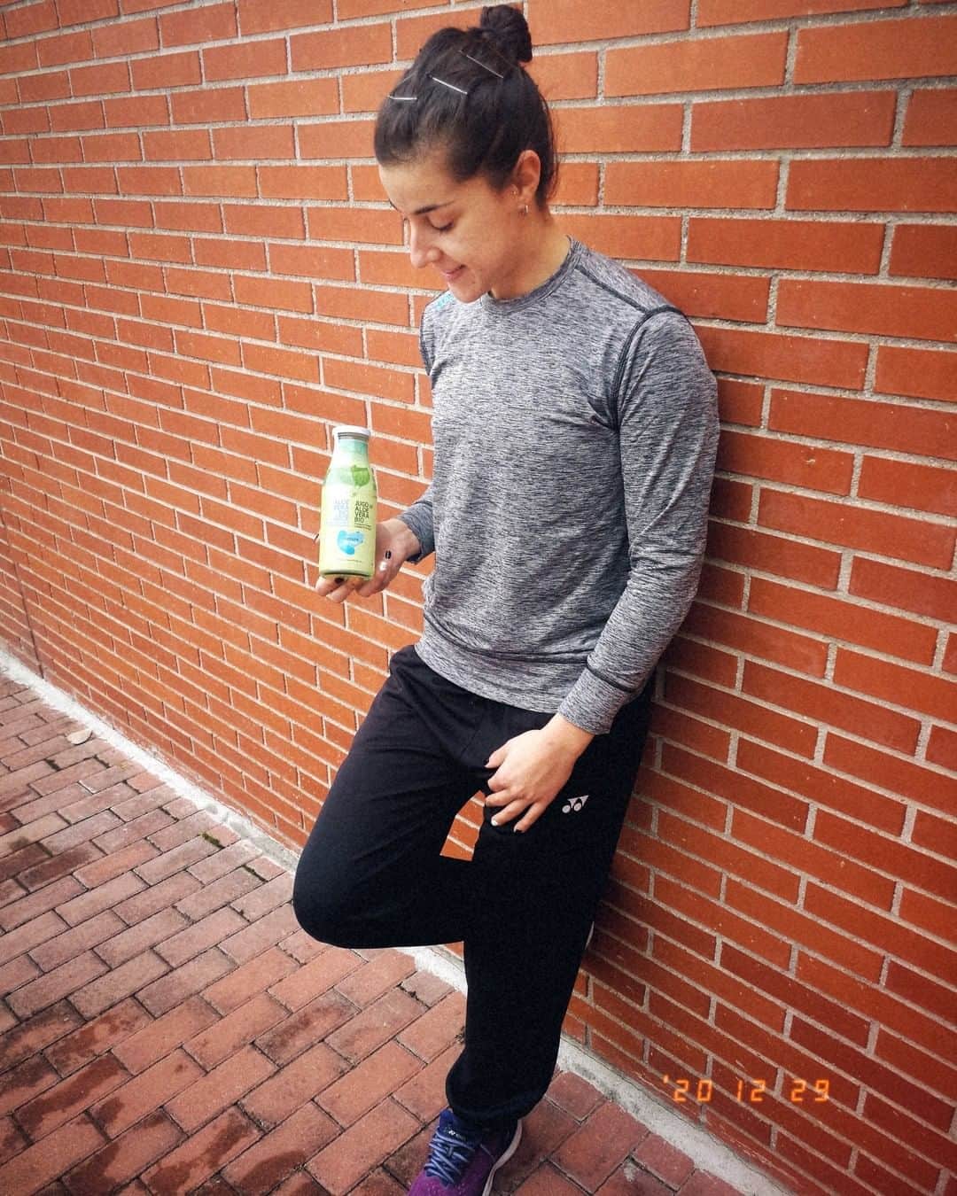 キャロリーナ・マリンのインスタグラム：「Última semana del año 🔚 Empezaremos 2021 con muchísima energía y cuidándonos gracias a @greenfrogaloe 💚 Pronto volveremos a la pista! 🔋 ¿Y vosotros cómo vais a empezar vuestro año? 🎉 #AloePower」