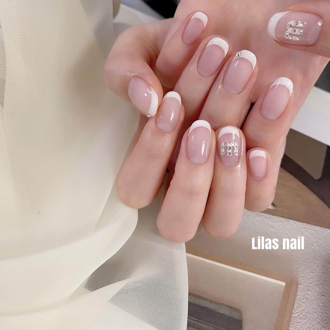 makoのインスタグラム：「* M ♡ 今年もありがとうございました☺️🤍 #girlynail #ガーリーネイル #ミラーネイル #glitternail #젤네일 #젤네일아트 #젤네일전문 #フレンチガーリー  #ギンガムチェック #ギンガムチェックネイル #オーダーチップ #ブライダルネイル #ワイヤーネイル  #セルフネイル #스누피네일아트 #左右非対称ネイル #ちょうちょネイル #蝶々ネイル #ヴィンテージネイル #水滴ネイル #オーロラネイル #フレンチネイル #冬ネイル #マットネイル #韓国ネイル #miumiuネイル」