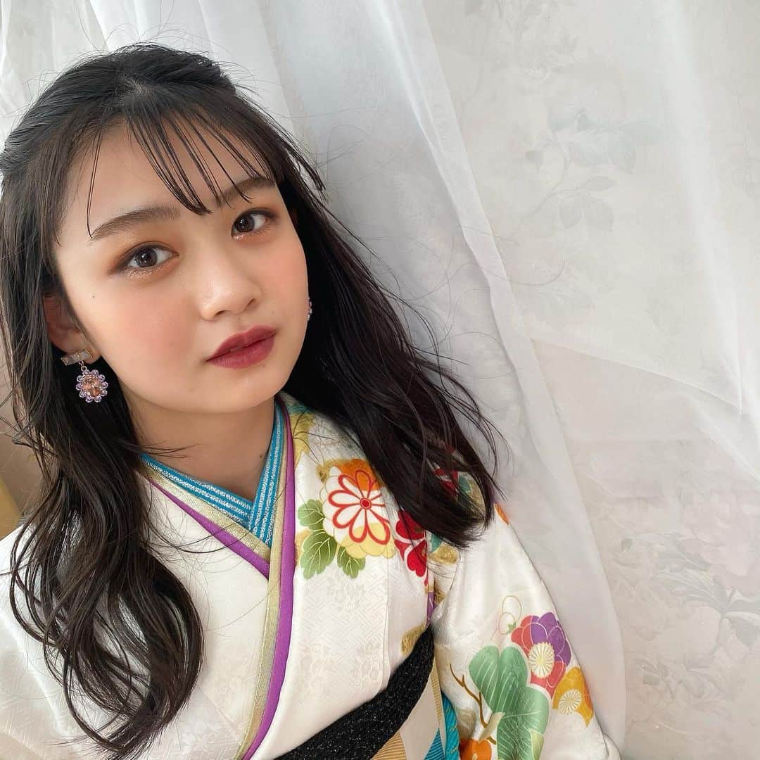安村真奈のインスタグラム：「お約束のオフショです☺︎ メアリに撮ってもらいました〜！ ありがとう💗  実はロングヘアで表紙をさせて頂くのは初めてでした！ ゆる巻きふわふわでお気に入りです☺︎  #nicola #ニコラ #安村真奈」