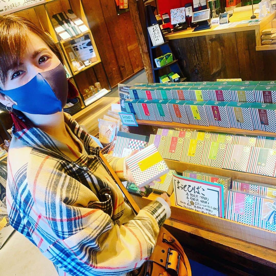 浜田真衣のインスタグラム：「小さい頃から 知らないものに対して見たり触れたり体験する事が楽しくて仕方がなくて…♡  幼稚園の先生が 「真衣ちゃん何しても楽しそう」 ってお母さんに言ってたらしい🤤  何歳になってもその気持ちは大切にしたいし、 それでかつ知識や経験が増えて思考が出来上がってきたら最強になれるじゃないか🤤！  これからが益々楽しみです♡  #浜田真衣 #monaカフェ #japanese #散歩 #challenge #instalike #instapic #instagood #instamood」