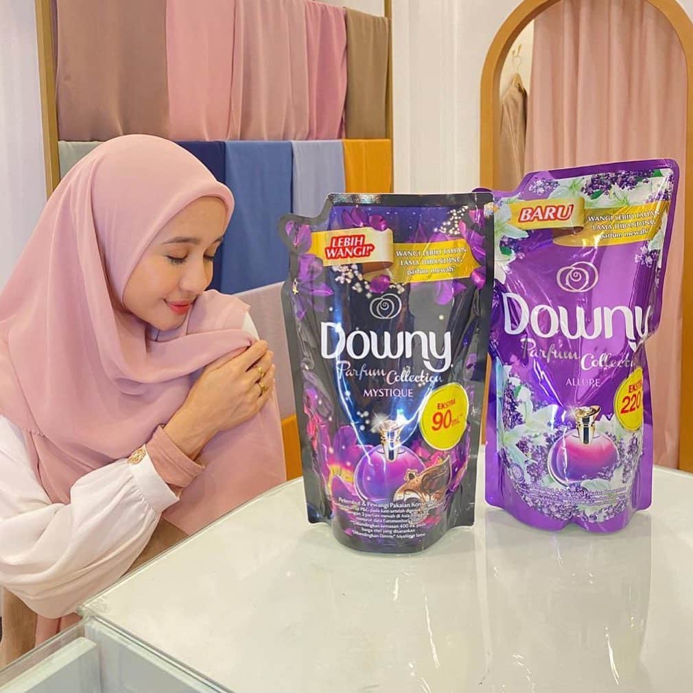 ラウディアシンシアベラのインスタグラム：「MasyaAllah, kalau udah ngomongin Downy akuu selalu suka sama yang ada ungu-ungunya seperti Downy Mystique dan Downy Allure ini. Keduanya selalu bikin aku nyaman dan wangi seharian. Rasanya kaya pengen nyiumin wanginya terus 🥰. Kalau kalian sukanya Downy yang mana? Yukk tulis di comment dan share ke aku...」