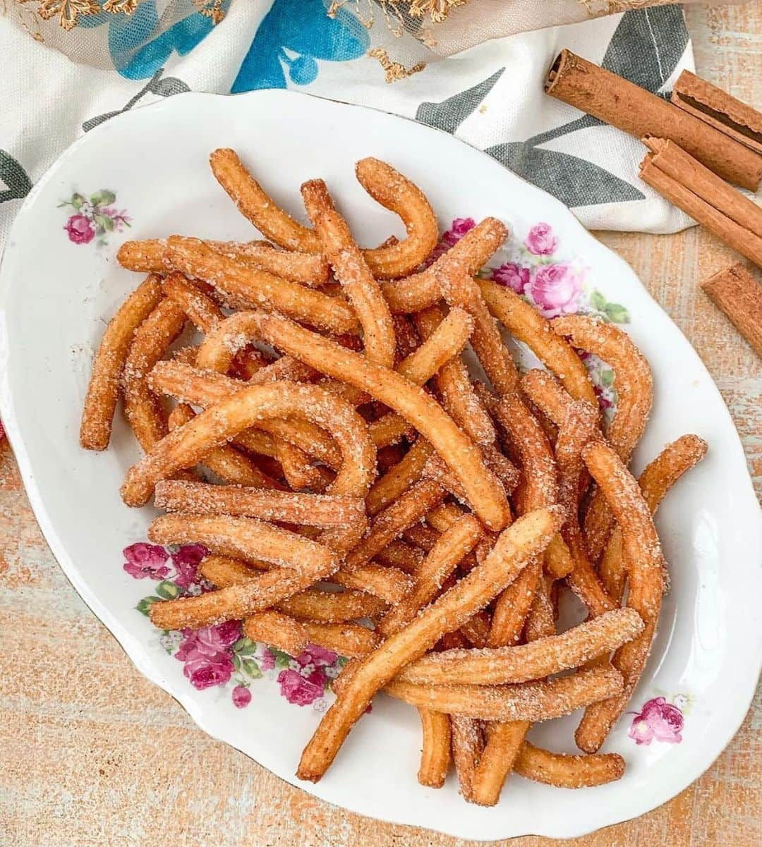 Archana's Kitchenさんのインスタグラム写真 - (Archana's KitchenInstagram)「If you love #churros , here is a super simple way to make these at home. All it takes is 30 minutes to make a batch of churros which is tossed along with cinnamon and sugar. Serve it along with a strawberry sauce or chocolate sauce and even come vanilla ice cream to make a perfect snack.  Get the recipe from the smart.bio link in my profile @archanaskitchen . . . . . #recipes #easyrecipes #snacks #teatime #teatimesnacks #archanaskitchen #healthyeating #highprotein #eatfit #cooking #food #healthyrecipes #foodphotography #recipeoftheday #comfortfood #deliciousfood」12月29日 20時39分 - archanaskitchen