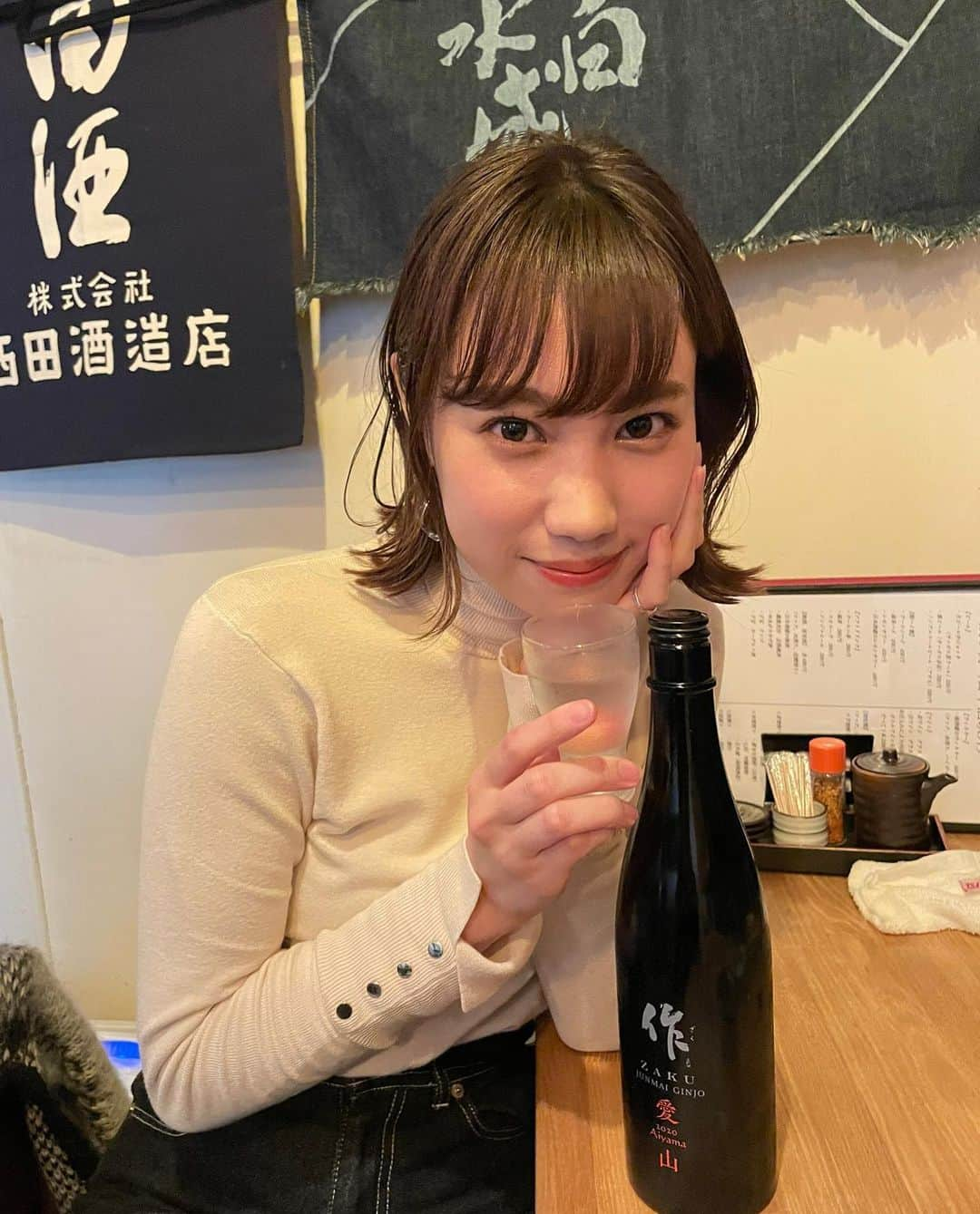 高野祐衣さんのインスタグラム写真 - (高野祐衣Instagram)「コクや旨味がしっかりめな日本酒が﻿ 好きな方は、﻿ 「愛山」を使った日本酒がオススメ🙆‍♀️🍶✨﻿ ﻿ ﻿ この『作』も、﻿ 華やかな香りと上品な旨味が﻿ 美味しい〜♡﻿ ﻿ ﻿ #日本酒 #日本酒女子﻿ #作 #三重県 #清水清三郎商店﻿ #純米吟醸 #愛山﻿ #唎酒師 #酒ディプロマ﻿ #ゆいぽんしゅ」12月29日 20時50分 - yuipooon12_06