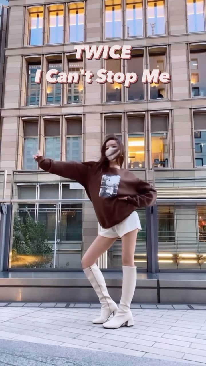 濵松里緒菜のインスタグラム：「TWICE - I Can't Stop Me🤍強風で髪がやばいver.🌬  こちらはサブ垢で、 本垢は @riona_hamamatsu となります🌼 リール投稿は、こちらのサブ垢で これから投稿していこうと思っています✨  フルバージョンは、 @riona_hamamatsu のIGTVに載せているので、 ぜひそちらもチェックしてみてください☺︎  TikTokの方では、反転/スロー バージョンも載せています😊 リンクは @riona_hamamatsu のプロフィールへ❤︎  #TWICE #ICantStopMe #icantstopmetwice #트와이스 #kpop #dance #kpopdance #kpopdancecover #カバーダンス #ダンス #踊ってみた #koreanfashion #韓国ファッション」