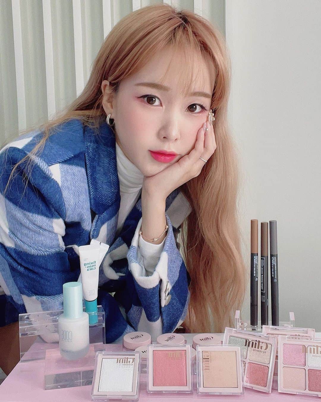 のインスタグラム：「오늘은 프라이머 3년연속 1위 ✨  코드글로컬러 “픽스온 프라이머” 예요! 픽싱 마스카라, 모노브로우 펜슬, 글린트 하이라이터, 글리터젤, 아이팔레트까지 오늘도 최저가로 만나요✨너무 기대돼.....🌝 ‘Grip’ 어플깔고 ‘크레용팝초아웨이’ 채널에서 잠시후 9시에!!!❤️ 메이크업놀이 신난댜✨ @codeglokolor.official @glint__official   #그립 #모바일홈쇼핑 #코드글로컬러 #픽스온프라이머 #글린트 #lg생건 #grip」