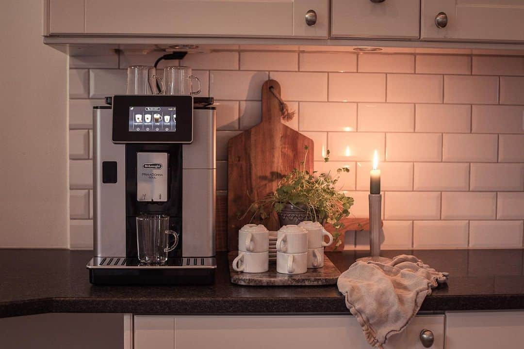 De'Longhi Sverigeのインスタグラム：「Har du också en helt egen vrå för kaffe där hemma? Vi önskar att våran var lika fin som hemma hos @thessan.se 💙 📸 @thessan.se #delonghi #seriousaboutcoffee #kaffekärlek #coffeelove」