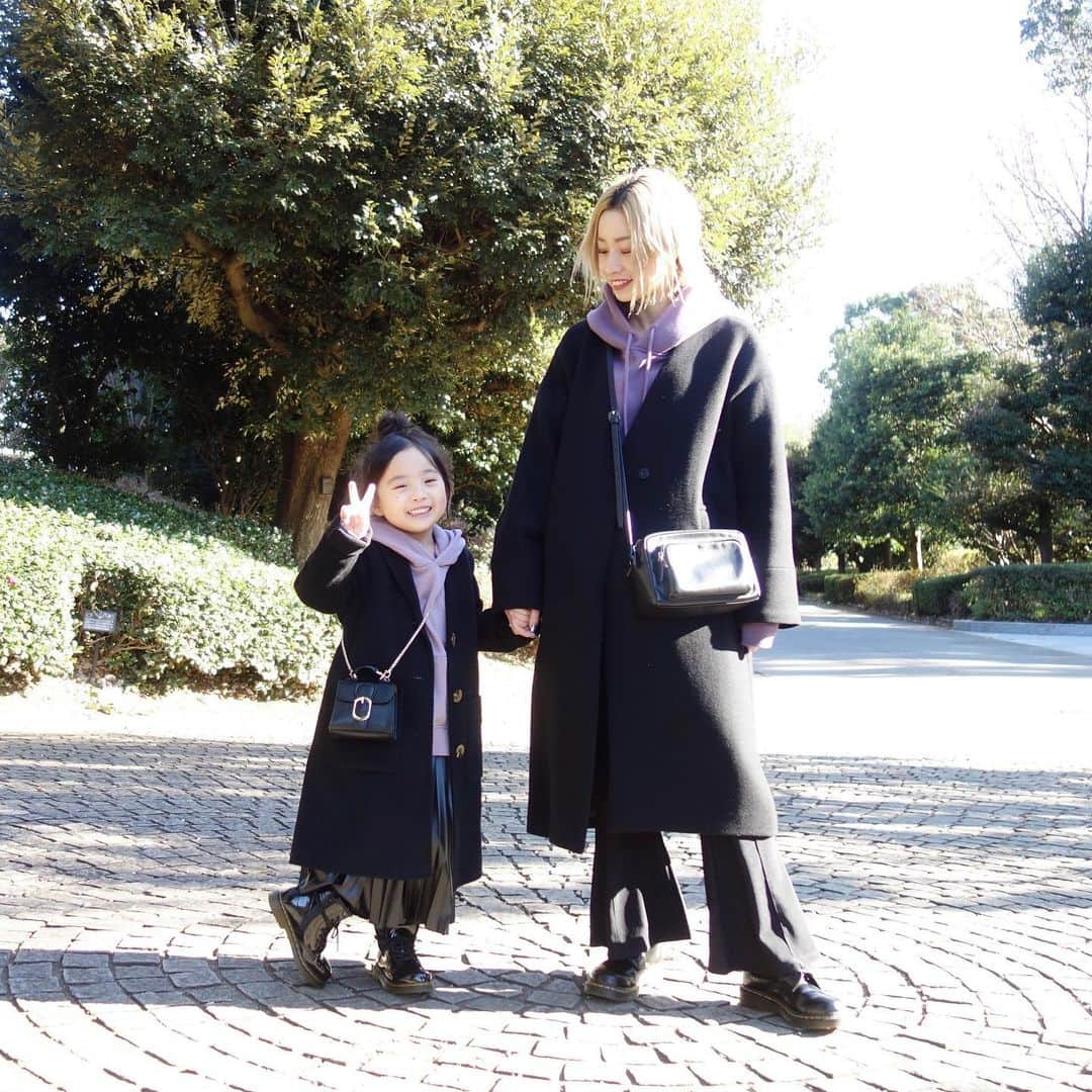 Saraさんのインスタグラム写真 - (SaraInstagram)「. coordinate♡ . おそろいの日。 . purple × black💜🖤 . 👧🏻 : 105cm outer ▶︎ #zarakids  foodie ▶︎ #devirock  skirt ▶︎ #globalwork  boots ▶︎ #drmartens  . 👩🏼 : 160cm outer ▶︎ #unitedarrows  foodie ▶︎ #korea  pants ▶︎ #bershka  boots ▶︎ #drmartens  bag ▶︎ #agnesb  . 腕時計は ＠loborjapan ⌚️ シンプルなので合わせやすく、 デザインとサイズ感がお気に入り♡ . 「sarashh」を入力で10%オフになります✌️ . #coordinate #ootd #おそろいコーデ #お揃いコーデ #親子コーデ #親子リンクコーデ #ペアルック #腕時計 #時計 #手元倶楽部 #ロバー #lobor」12月29日 20時46分 - sarasara718