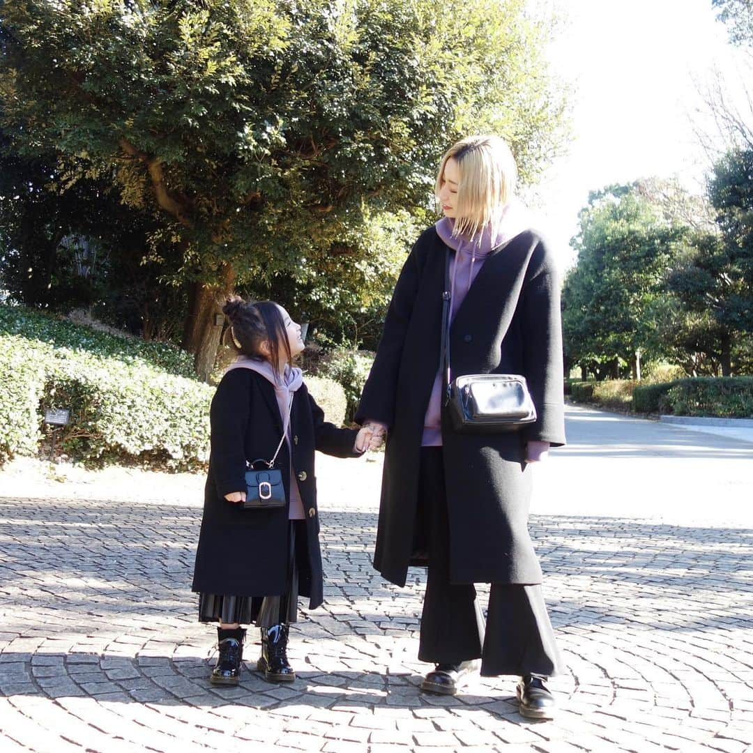 Saraさんのインスタグラム写真 - (SaraInstagram)「. coordinate♡ . おそろいの日。 . purple × black💜🖤 . 👧🏻 : 105cm outer ▶︎ #zarakids  foodie ▶︎ #devirock  skirt ▶︎ #globalwork  boots ▶︎ #drmartens  . 👩🏼 : 160cm outer ▶︎ #unitedarrows  foodie ▶︎ #korea  pants ▶︎ #bershka  boots ▶︎ #drmartens  bag ▶︎ #agnesb  . 腕時計は ＠loborjapan ⌚️ シンプルなので合わせやすく、 デザインとサイズ感がお気に入り♡ . 「sarashh」を入力で10%オフになります✌️ . #coordinate #ootd #おそろいコーデ #お揃いコーデ #親子コーデ #親子リンクコーデ #ペアルック #腕時計 #時計 #手元倶楽部 #ロバー #lobor」12月29日 20時46分 - sarasara718