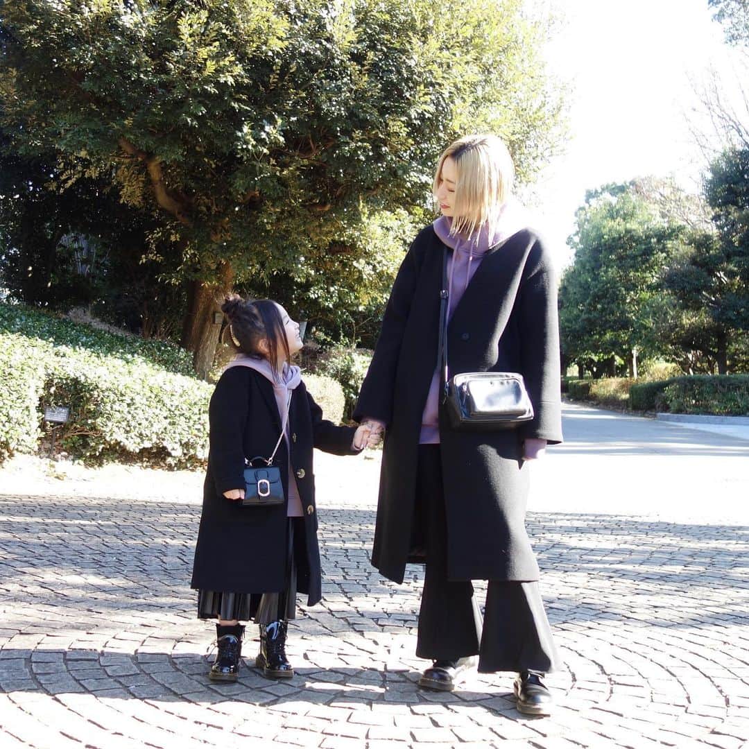Saraのインスタグラム：「. coordinate♡ . おそろいの日。 . purple × black💜🖤 . 👧🏻 : 105cm outer ▶︎ #zarakids  foodie ▶︎ #devirock  skirt ▶︎ #globalwork  boots ▶︎ #drmartens  . 👩🏼 : 160cm outer ▶︎ #unitedarrows  foodie ▶︎ #korea  pants ▶︎ #bershka  boots ▶︎ #drmartens  bag ▶︎ #agnesb  . 腕時計は ＠loborjapan ⌚️ シンプルなので合わせやすく、 デザインとサイズ感がお気に入り♡ . 「sarashh」を入力で10%オフになります✌️ . #coordinate #ootd #おそろいコーデ #お揃いコーデ #親子コーデ #親子リンクコーデ #ペアルック #腕時計 #時計 #手元倶楽部 #ロバー #lobor」