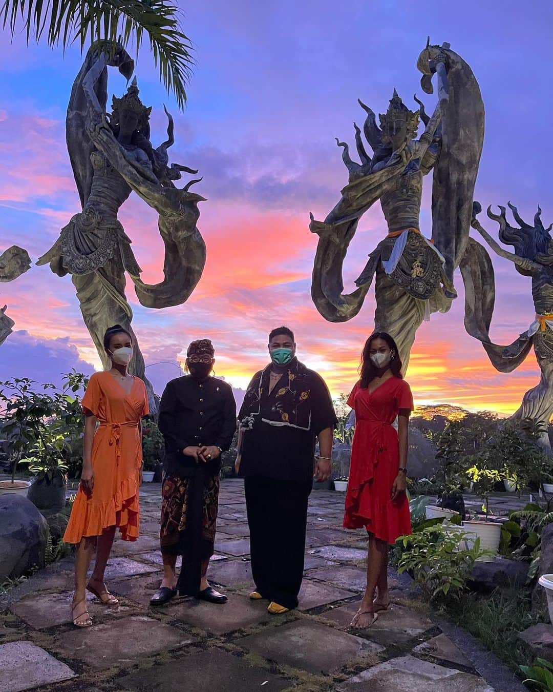 Ivan Gunawanさんのインスタグラム写真 - (Ivan GunawanInstagram)「. Sebuah kehormatan bisa bertemu dengan Wakil Gubernur Bali, Bapak Tjokorda Oka Artha Ardana Sukawati @tjok_ace serta dapat mengunjungi tempat yang begitu indah @royalpitamaha . Semoga dengan pertemuan ini, hubungan baik diantara kita bisa terjalin seterusnya. Terima kasih Bapak @tjok_ace telah bersedia meluangkan waktunya untuk kami disini. . . #ivangunawan #lifeinbali #wagubbali  #wagubbalicokace」12月29日 20時46分 - ivan_gunawan