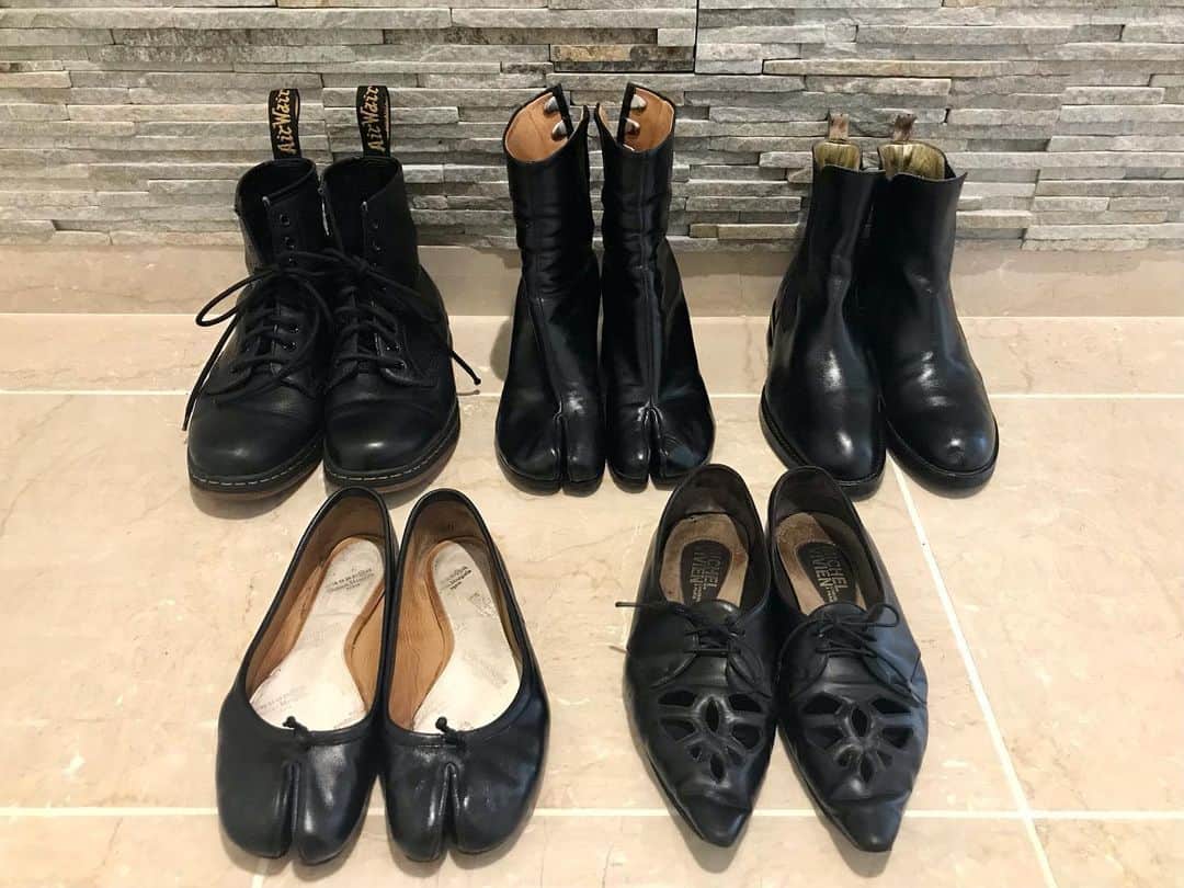 のインスタグラム：「My shoes maintenance is complete. I'm probably the happiest when I'm polishing my shoes...  メンテナンス完了。 私、靴磨きしてる時が一番幸せかも…。  #maisonmargiela  #michelvivienparis #drmartens #shoecare #shoecarelovers  #趣味は靴磨き　#我ながら趣味がシブい」