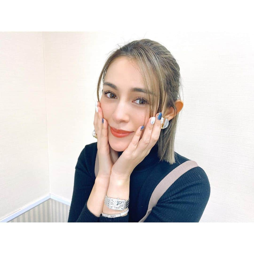 渡辺知夏子のインスタグラム：「今年最後のネイル✨ この一年は出来ないことが沢山ありましたが、たまにネイルを綺麗にして頂くだけでも元気になりました☺️💕 本当に感謝です✨ . @nailsalonetoile  @yukohoshino.etoile  . . . #冬ネイル2020  #ネイルサロン #今年もお世話になりました  #来年もよろしくお願い致します」