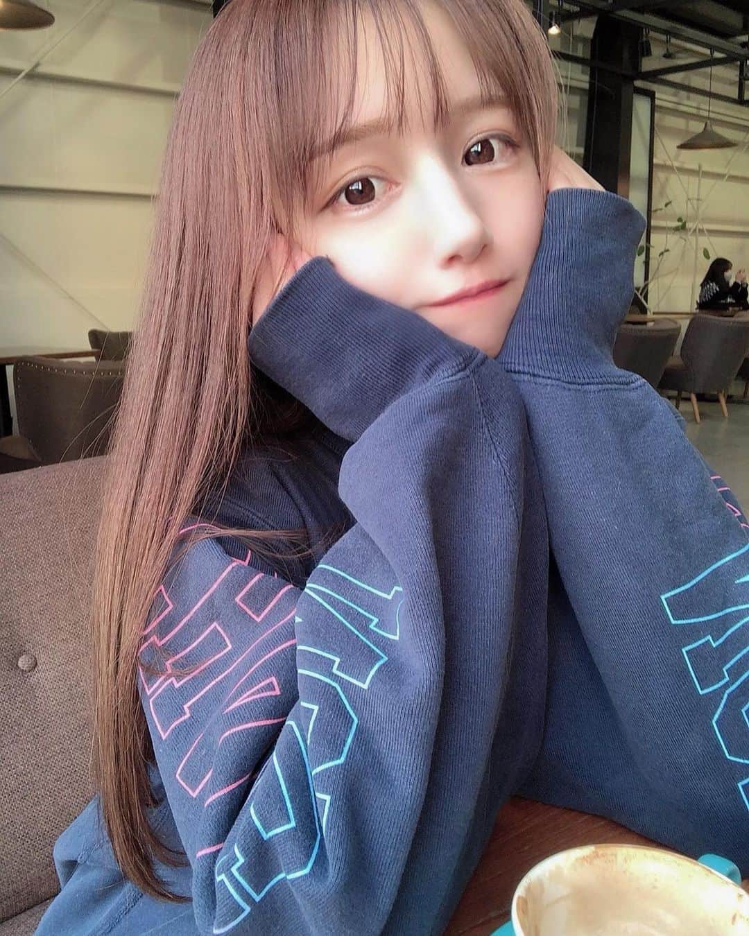 yuu__aaaのインスタグラム：「. . マツエク全部取った時の👁 目力なーい🤥 . . #ナチュラルメイク#自睫毛#自まつげ#カラコン#すっぴんメイク」