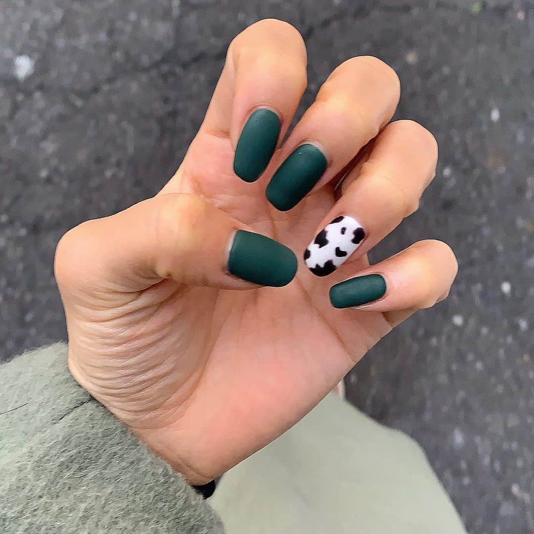 山下恵奈のインスタグラム：「🐄💚 初めてマットネイルした可愛い^ ^」